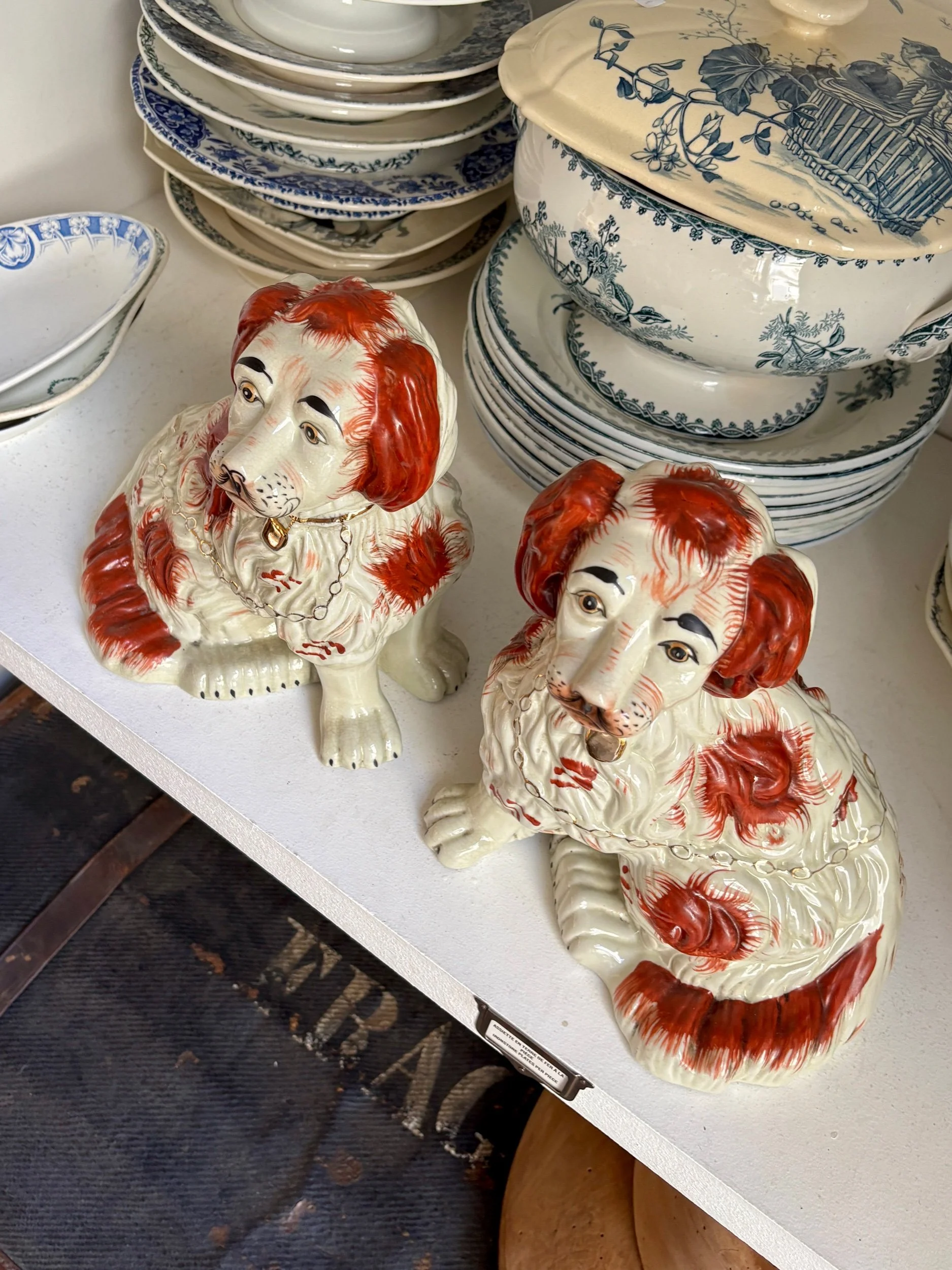 paire-chiens-faience-staffordshire-roux-decoration-vintage-axs-design-paris-france