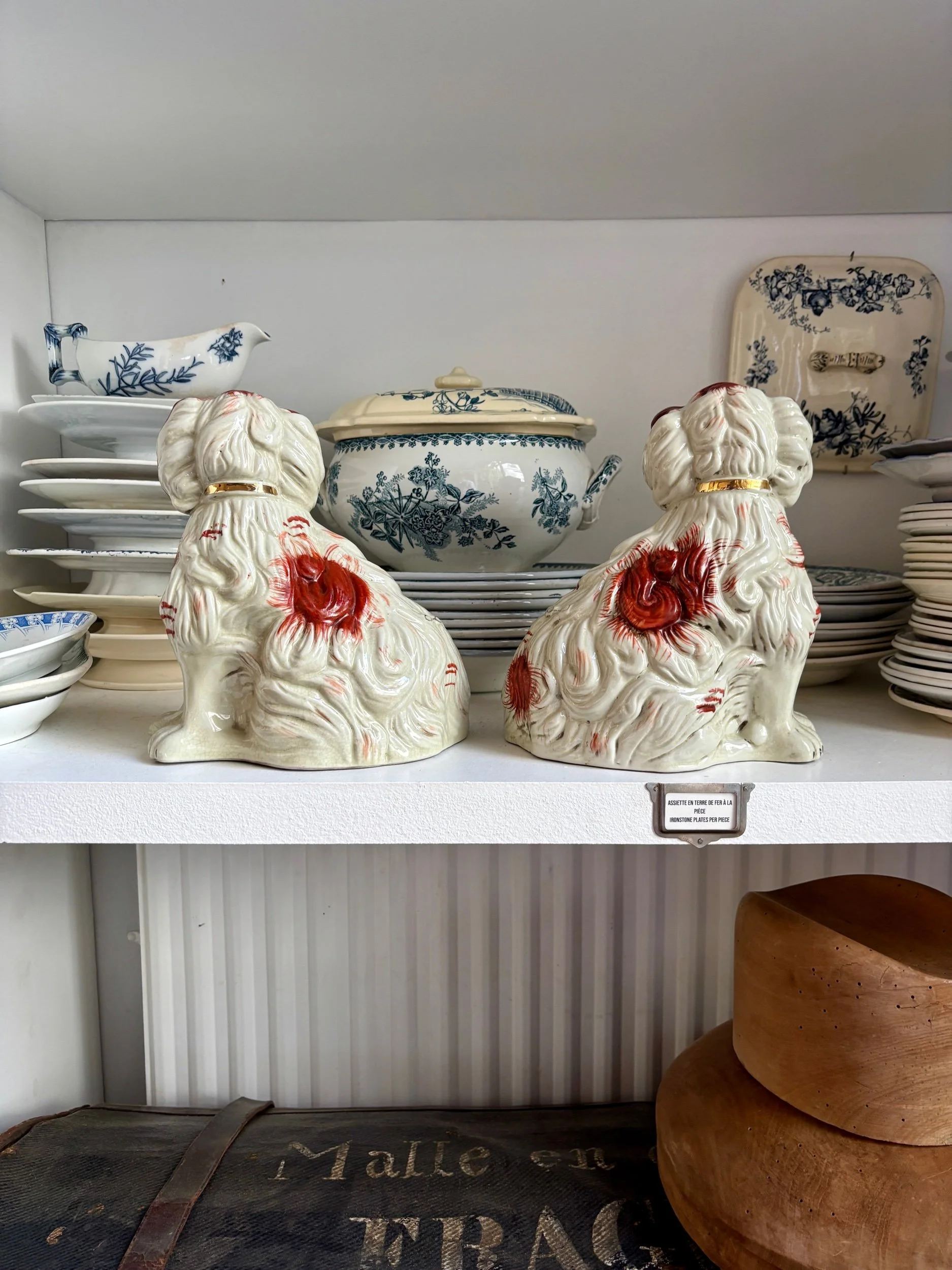 paire-chiens-faience-staffordshire-roux-decoration-vintage-axs-design-paris-france