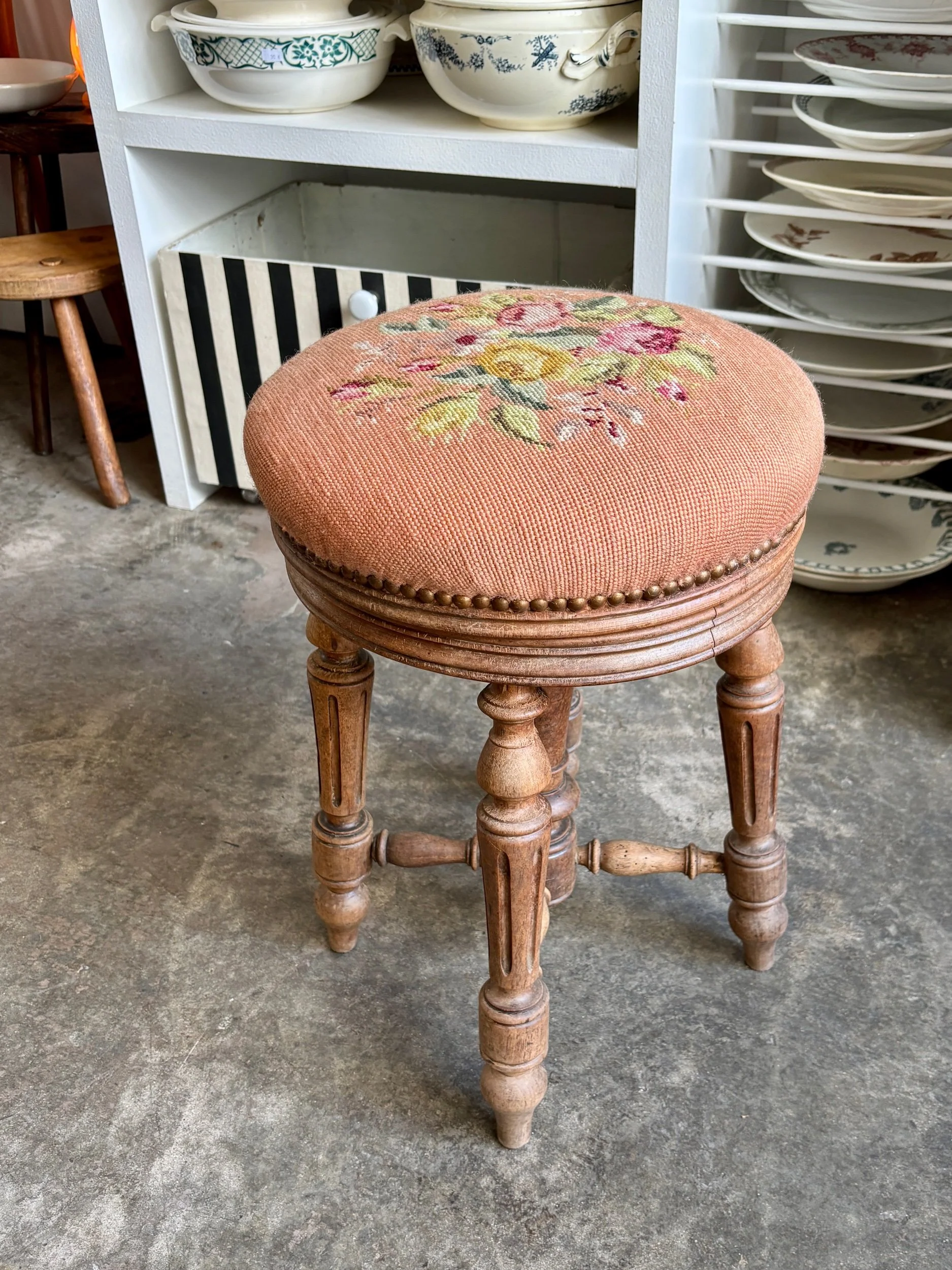 tabouret-piano-bois-coton-rose-fleurs-assise-vintage-axs-design-paris-france