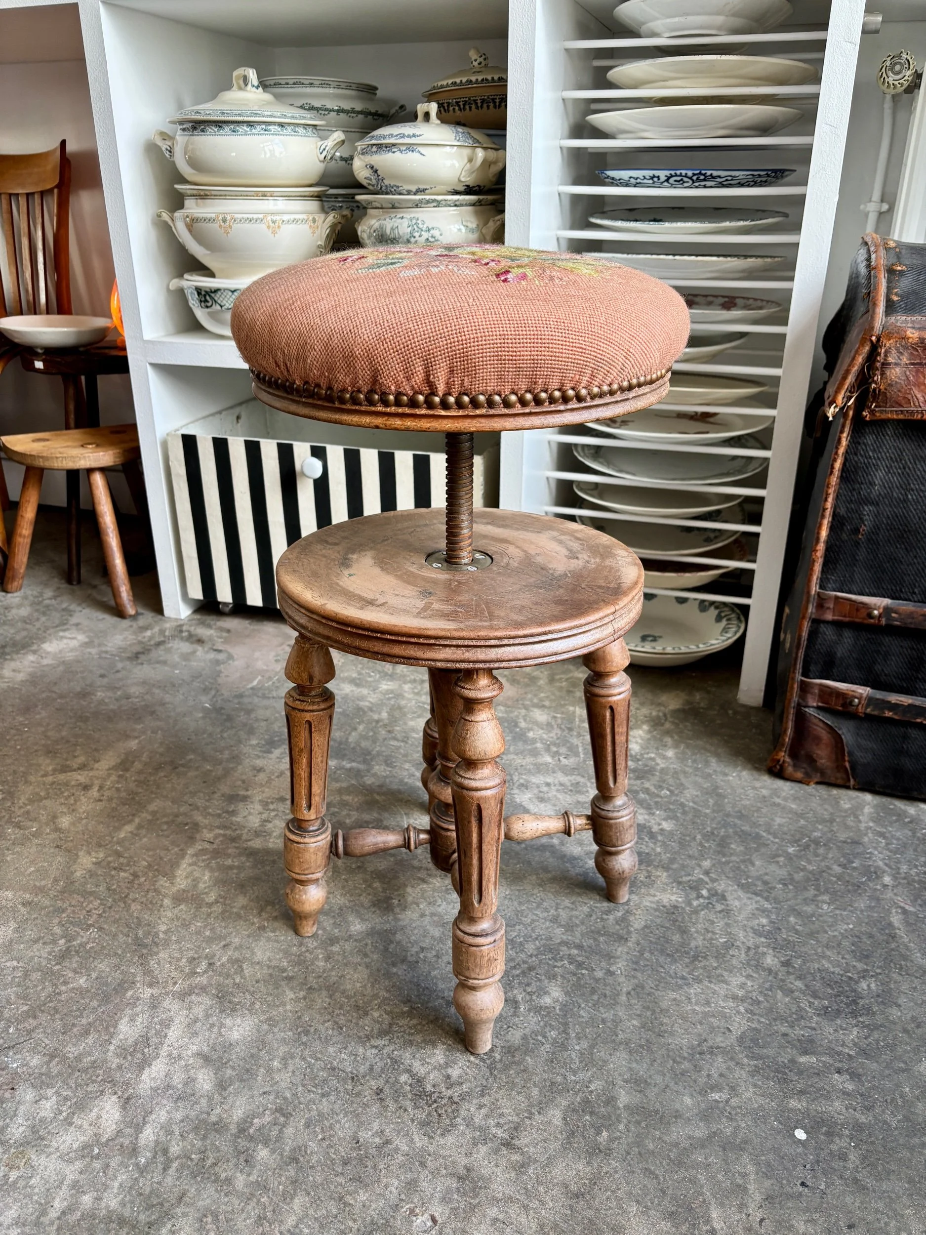 tabouret-piano-bois-coton-rose-fleurs-assise-vintage-axs-design-paris-france