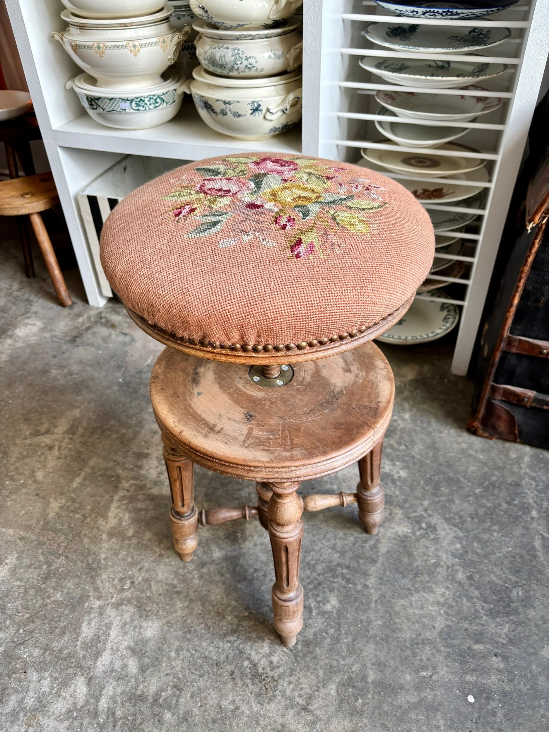 tabouret-piano-bois-coton-rose-fleurs-assise-vintage-axs-design-paris-france