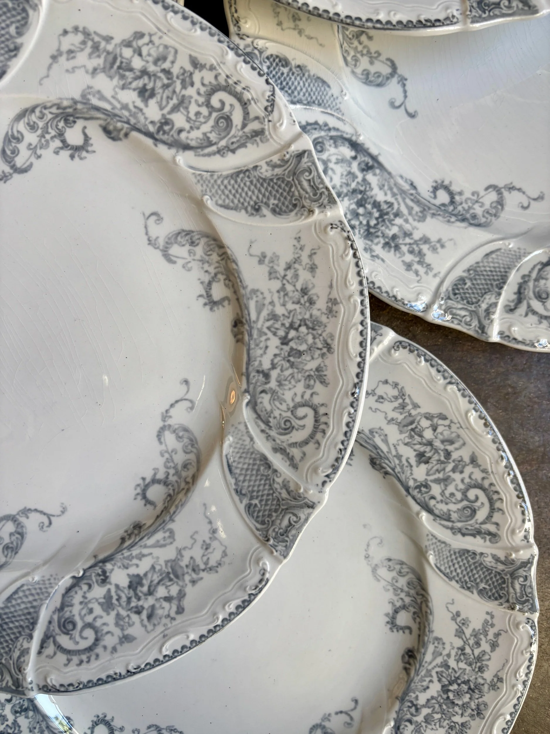 assiettes-plates-longwy-saint-cloud-terre-fer-blanc-vaisselle-vintage-axs-design-paris-france