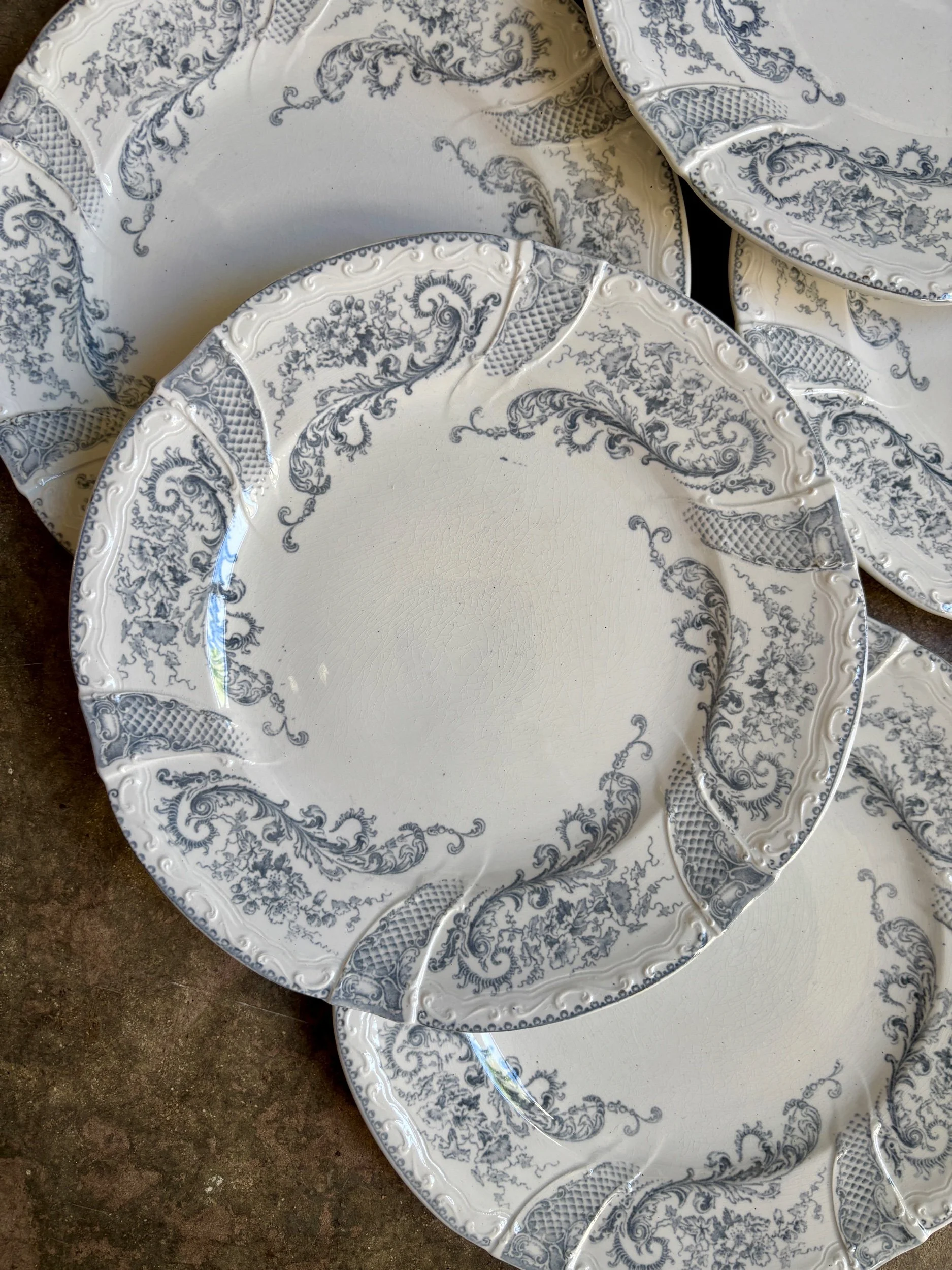 6 assiettes à dessert Longwy en terre de fer blanche et grise, service "Saint Cloud"