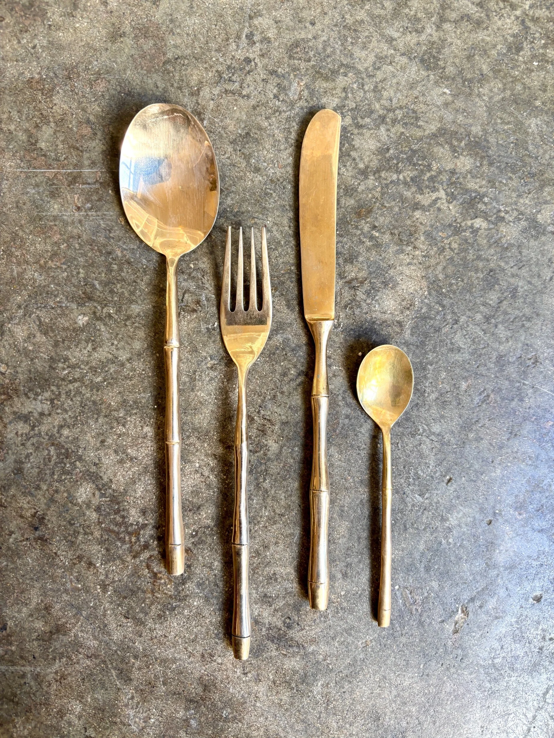 32 couverts manche bambou en métal doré