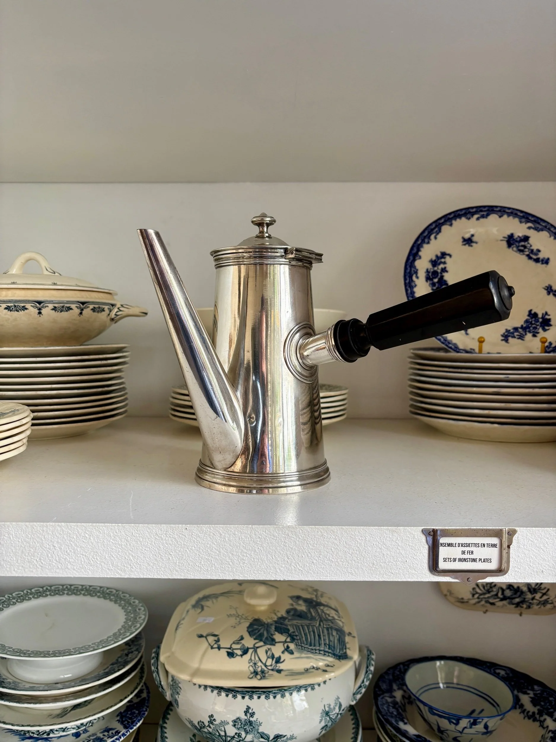 Chocolatière, cafetière Christofle en métal argenté avec anse en bois noirci