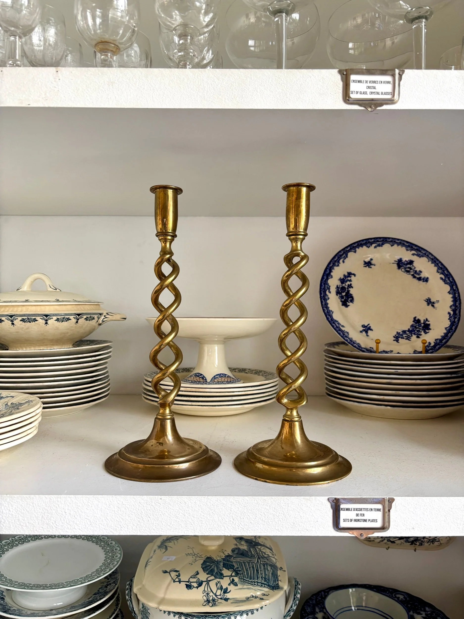 2 bougeoirs torsadés en laiton doré