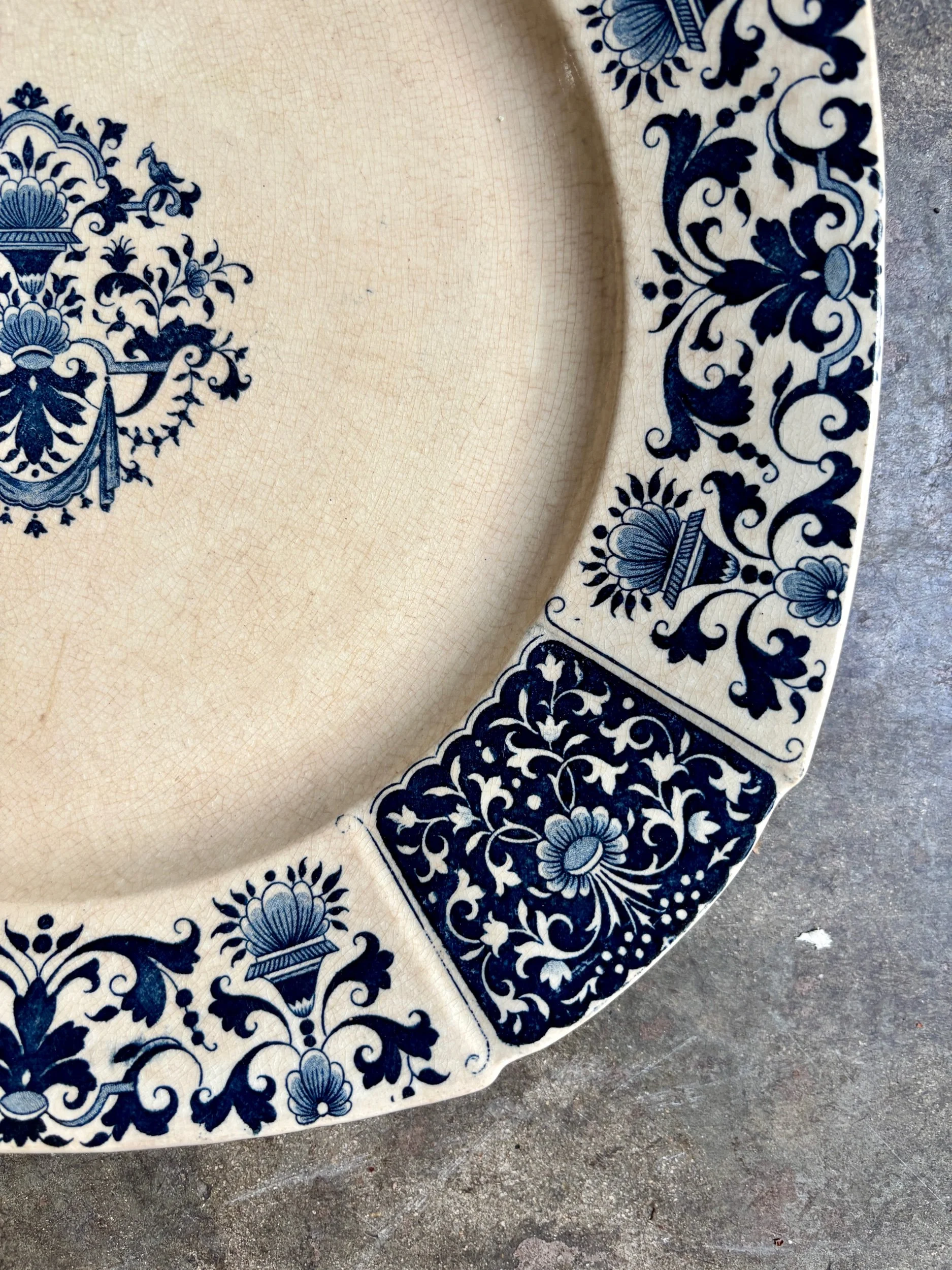 plat-rond-gien-ibis-bleu-terre-de-fer-bleu-vaisselle-axs-design-paris-france