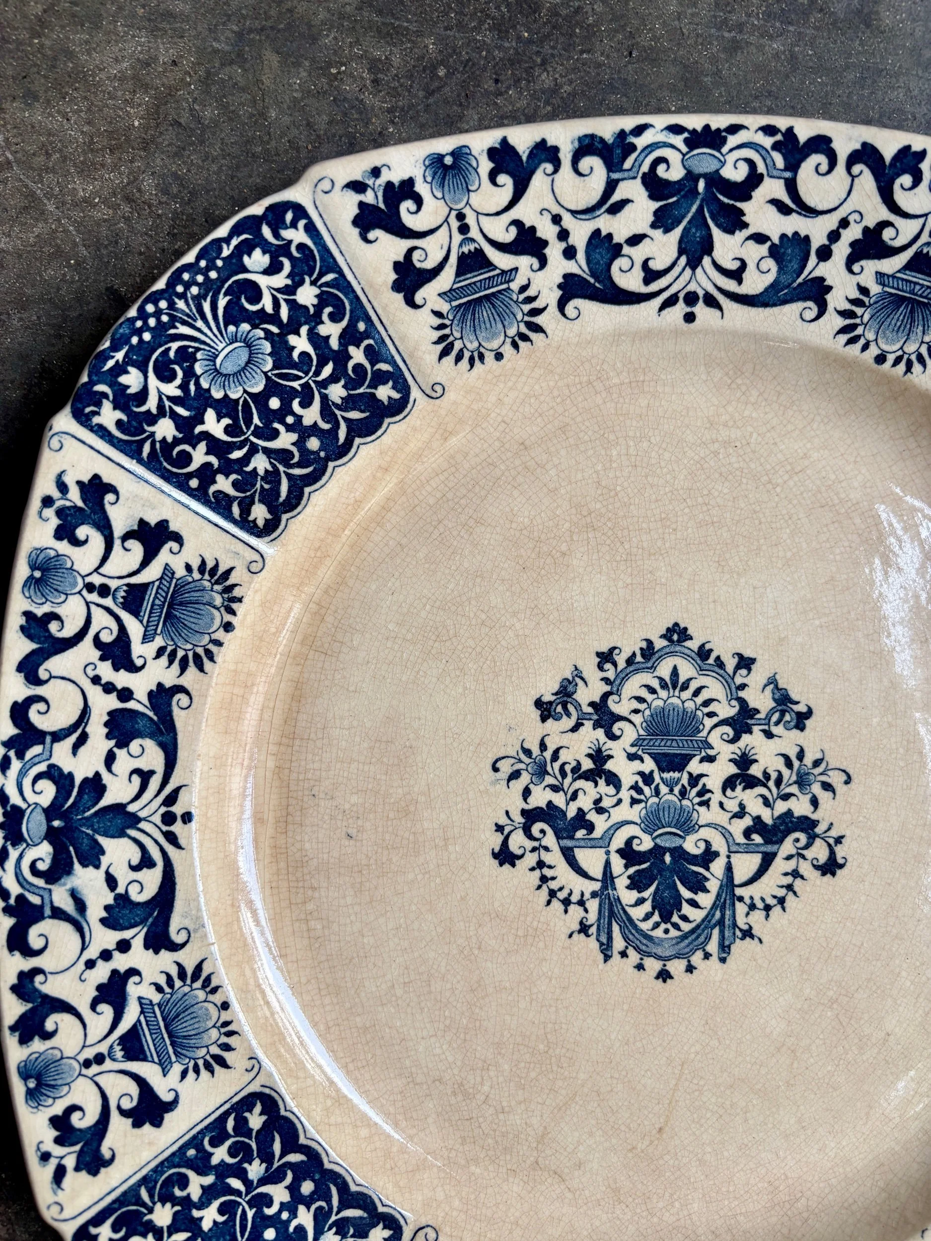plat-rond-gien-ibis-bleu-terre-de-fer-bleu-vaisselle-axs-design-paris-france