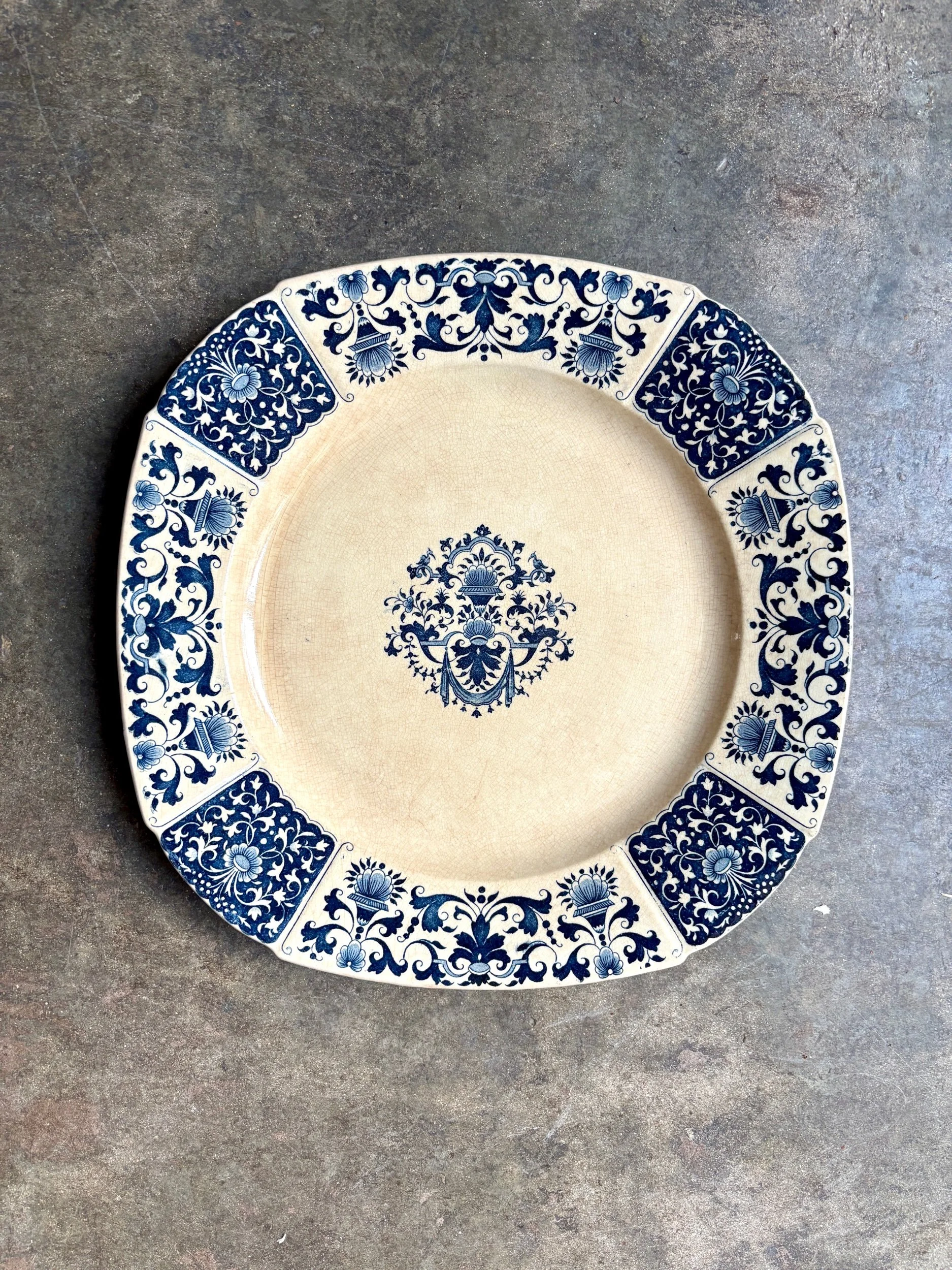 plat-rond-gien-ibis-bleu-terre-de-fer-bleu-vaisselle-axs-design-paris-france