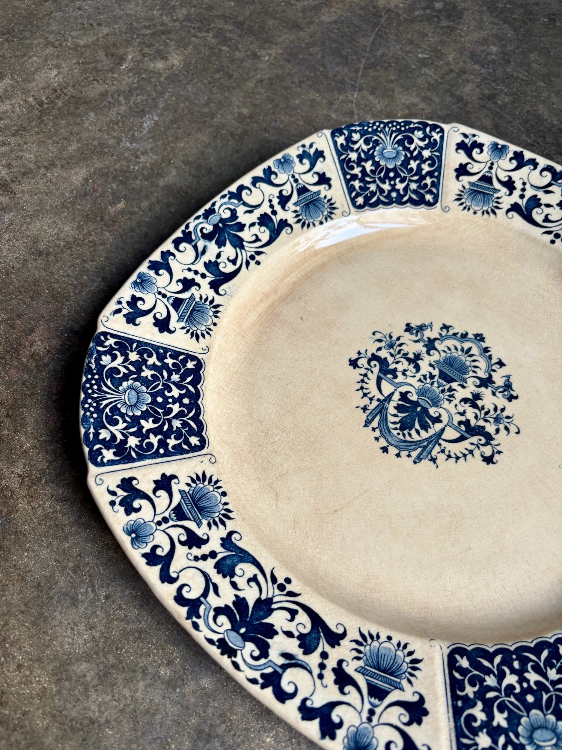 plat-rond-gien-ibis-bleu-terre-de-fer-bleu-vaisselle-axs-design-paris-france