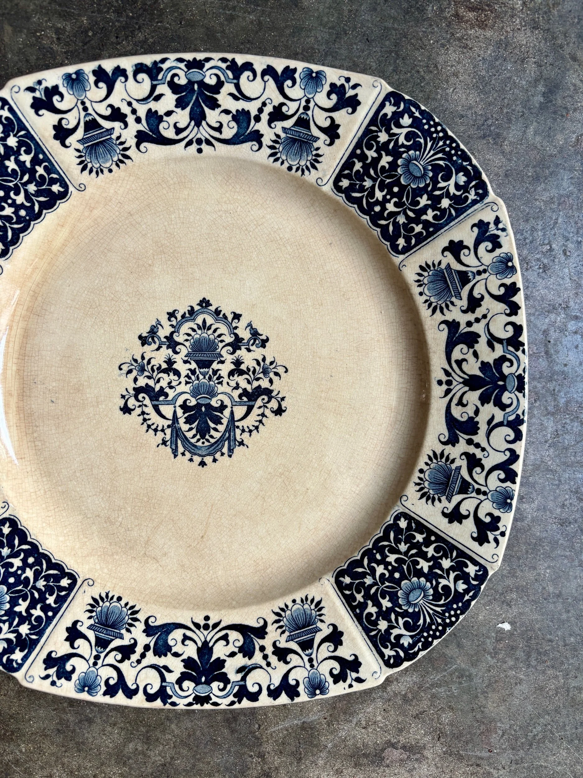 plat-rond-gien-ibis-bleu-terre-de-fer-bleu-vaisselle-axs-design-paris-france