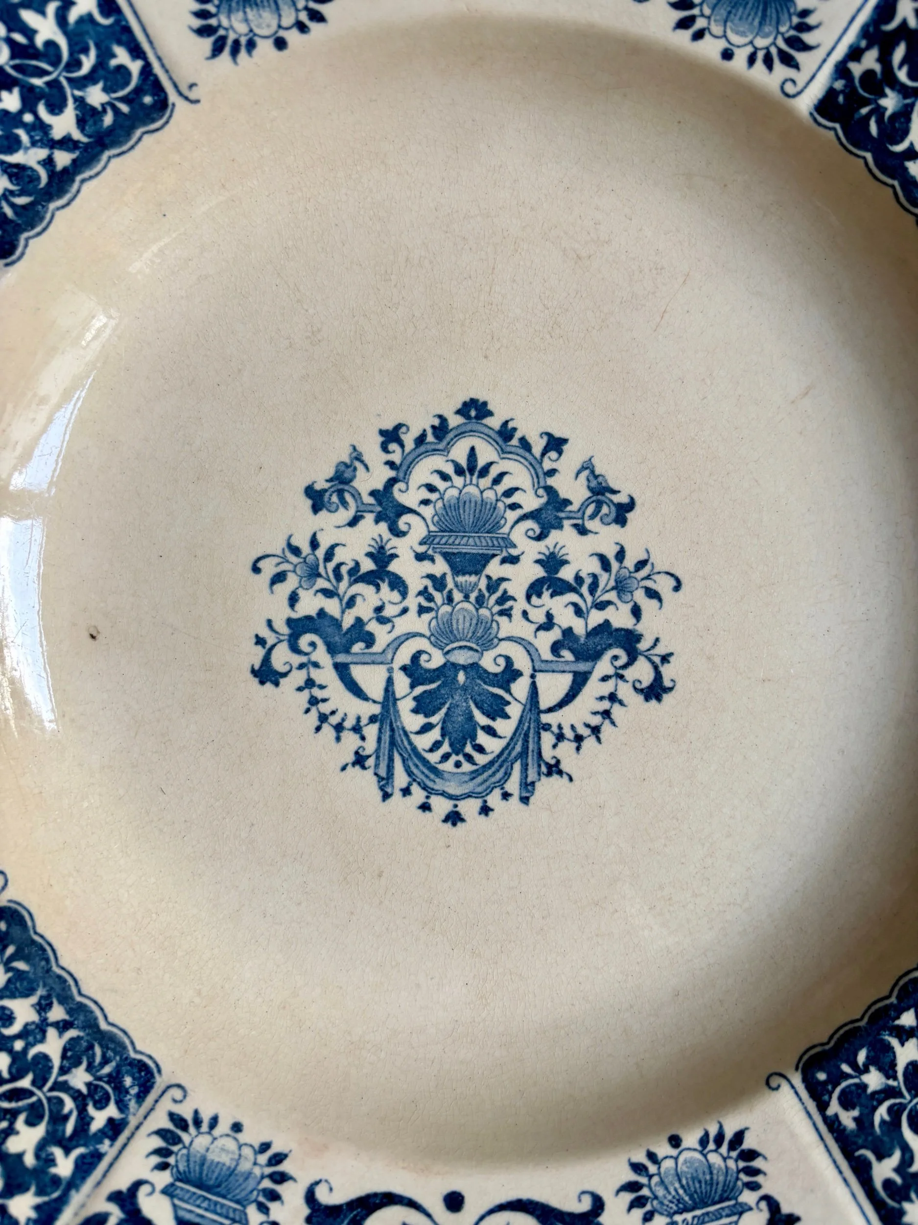 plat-rond-creux-gien-ibis-bleu-terre-de-fer-vaisselle-vintage-axs-design-paris-france