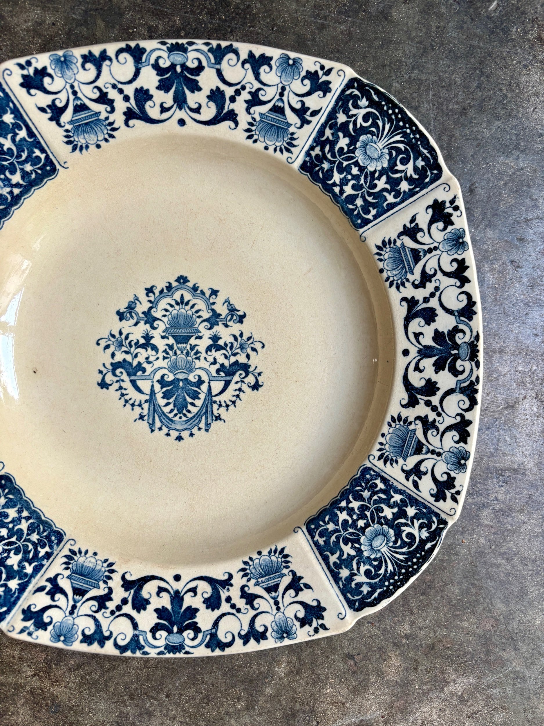 Plat rond creux Gien en terre de fer bleue, service "Ibis bleu"