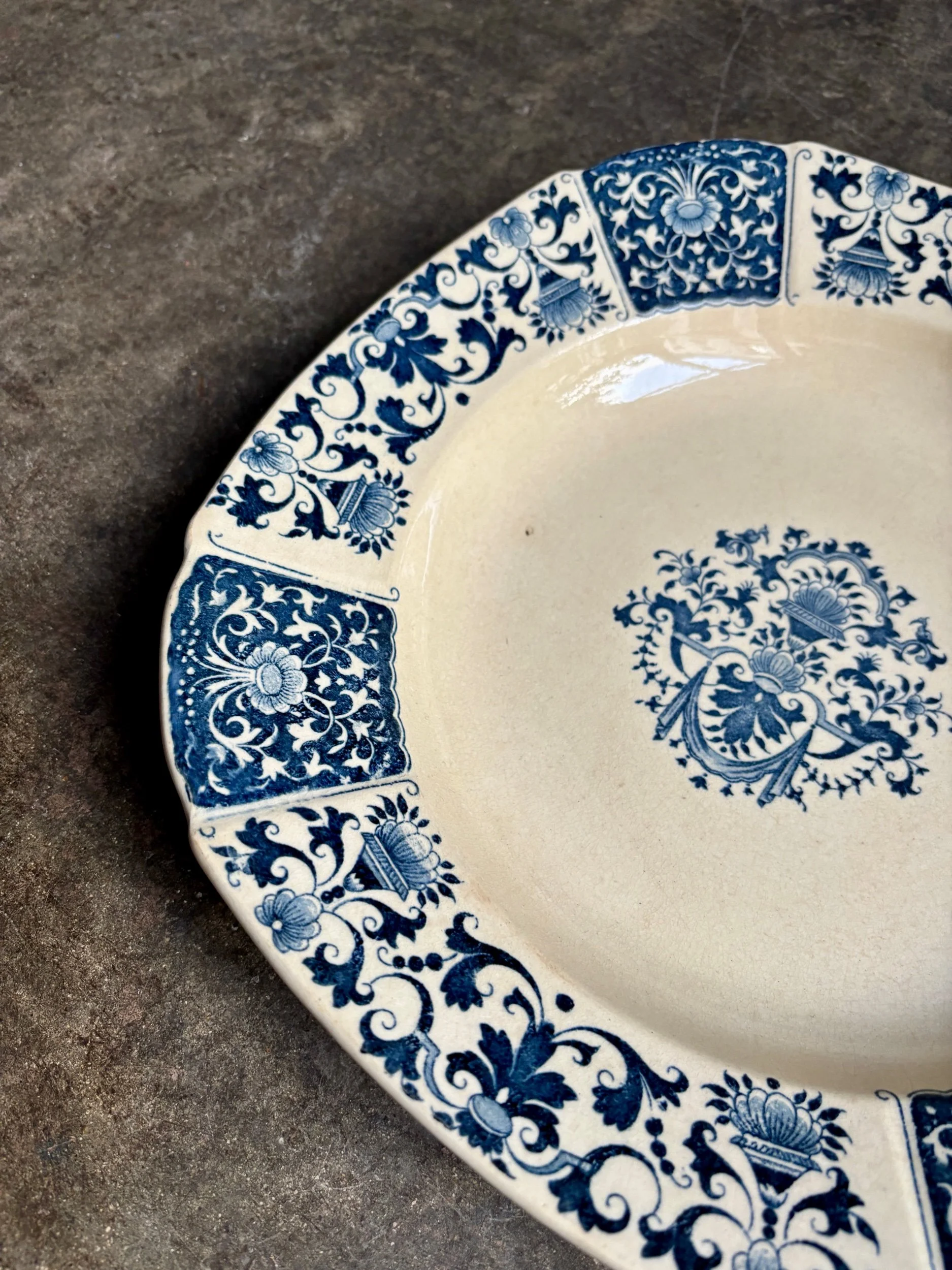 plat-rond-creux-gien-ibis-bleu-terre-de-fer-vaisselle-vintage-axs-design-paris-france