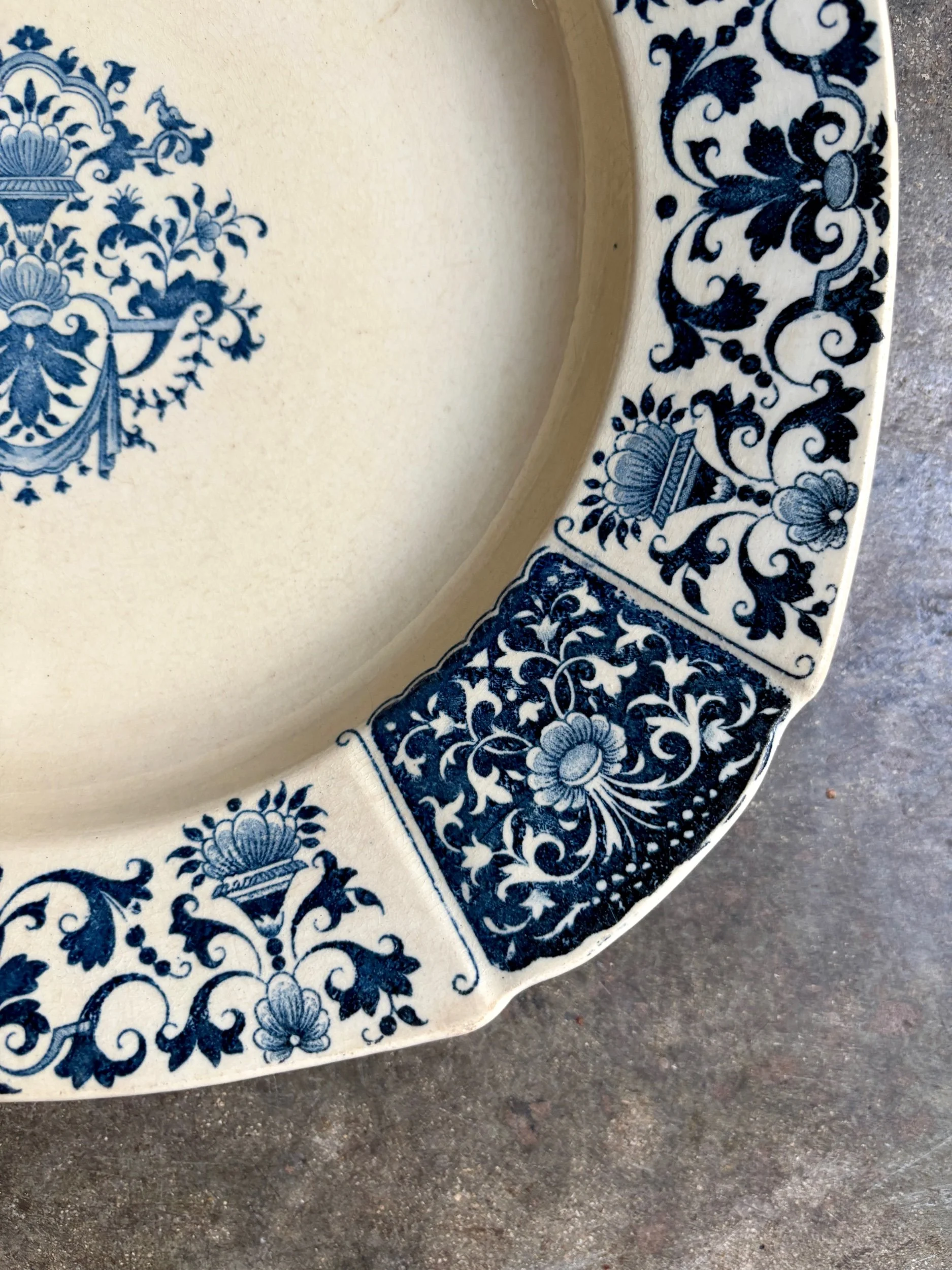 plat-rond-creux-gien-ibis-bleu-terre-de-fer-vaisselle-vintage-axs-design-paris-france