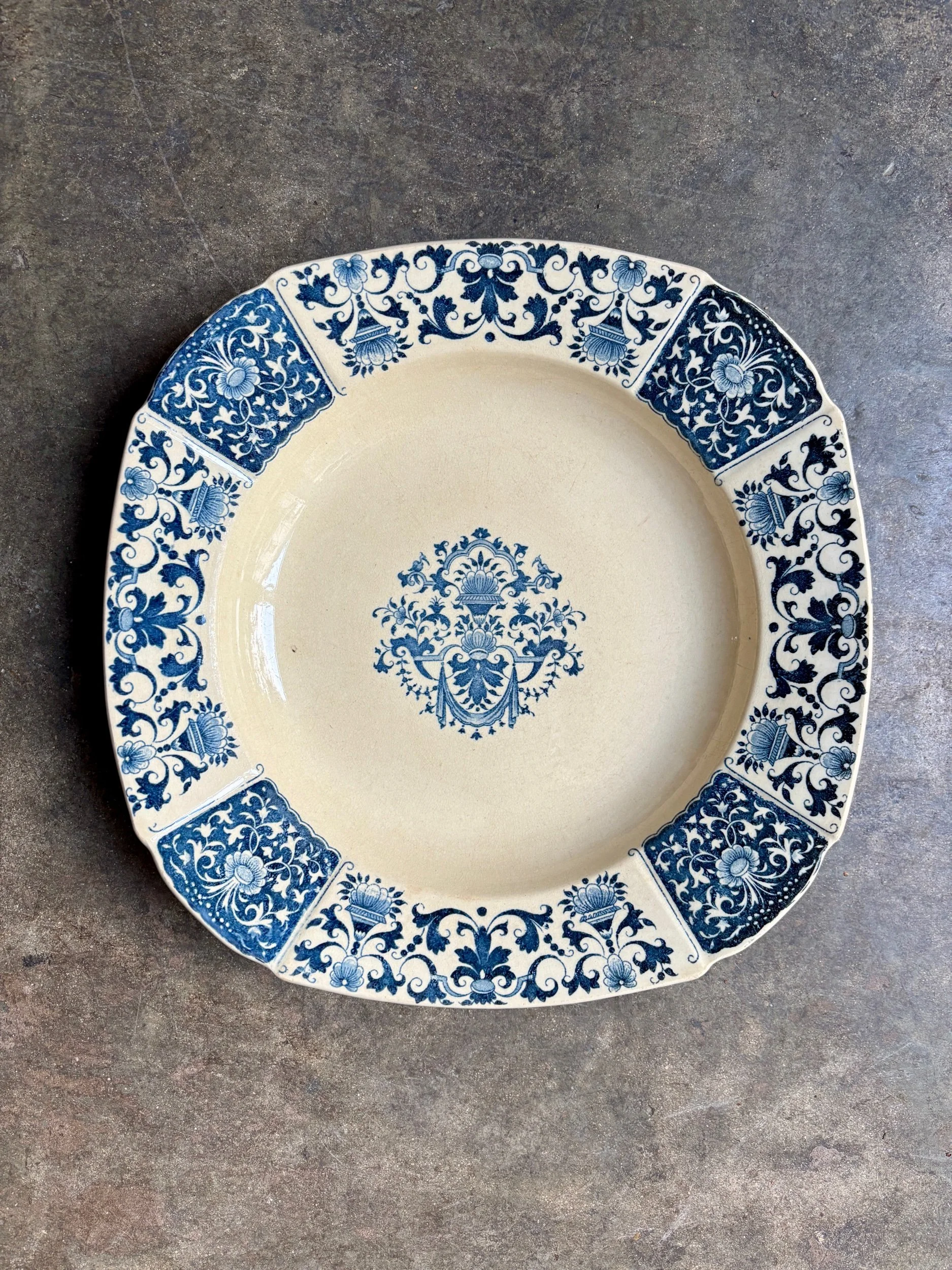 plat-rond-creux-gien-ibis-bleu-terre-de-fer-vaisselle-vintage-axs-design-paris-france