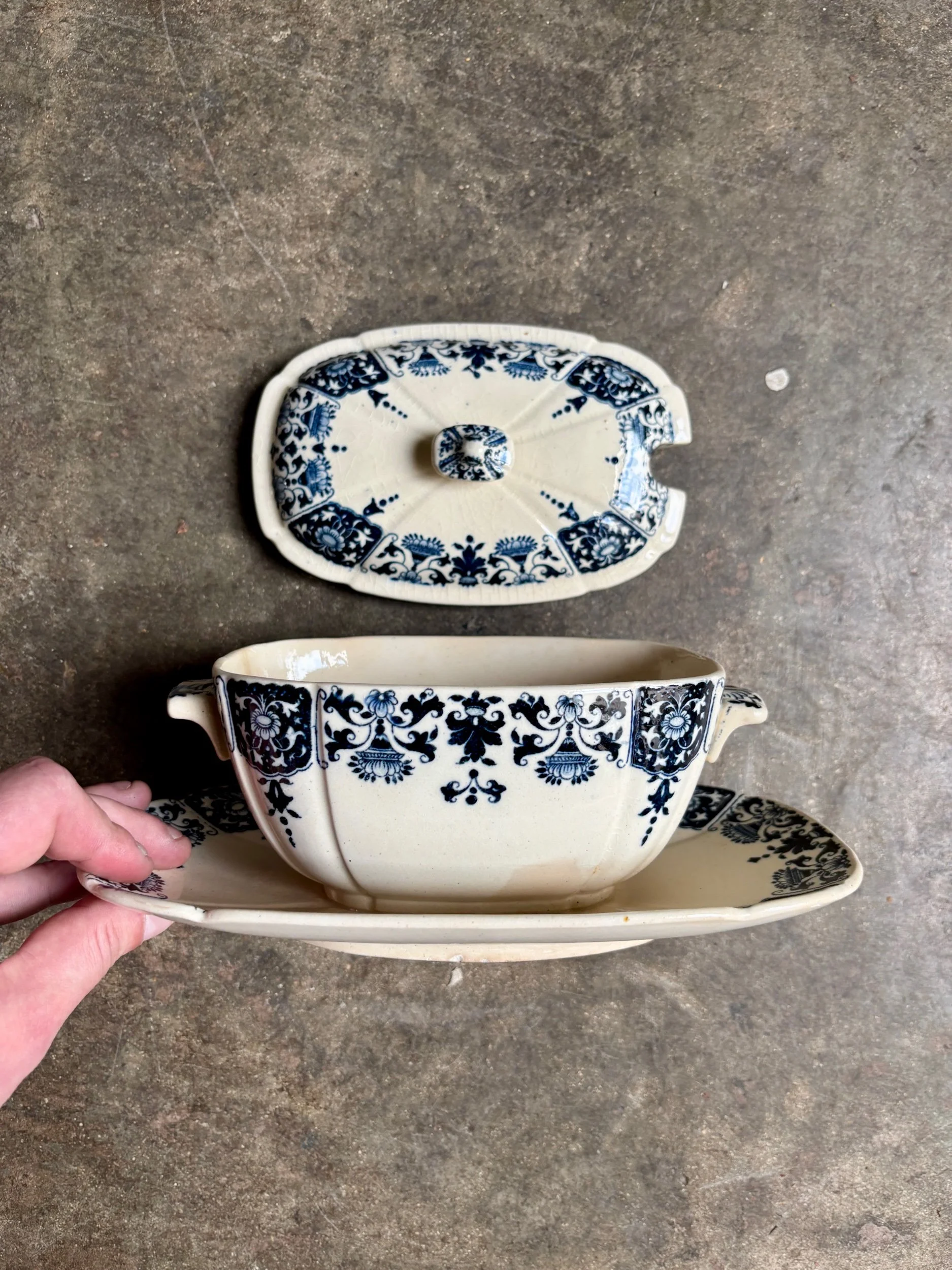 Saucière avec couvercle Gien en terre de fer bleue, service "Ibis bleu"