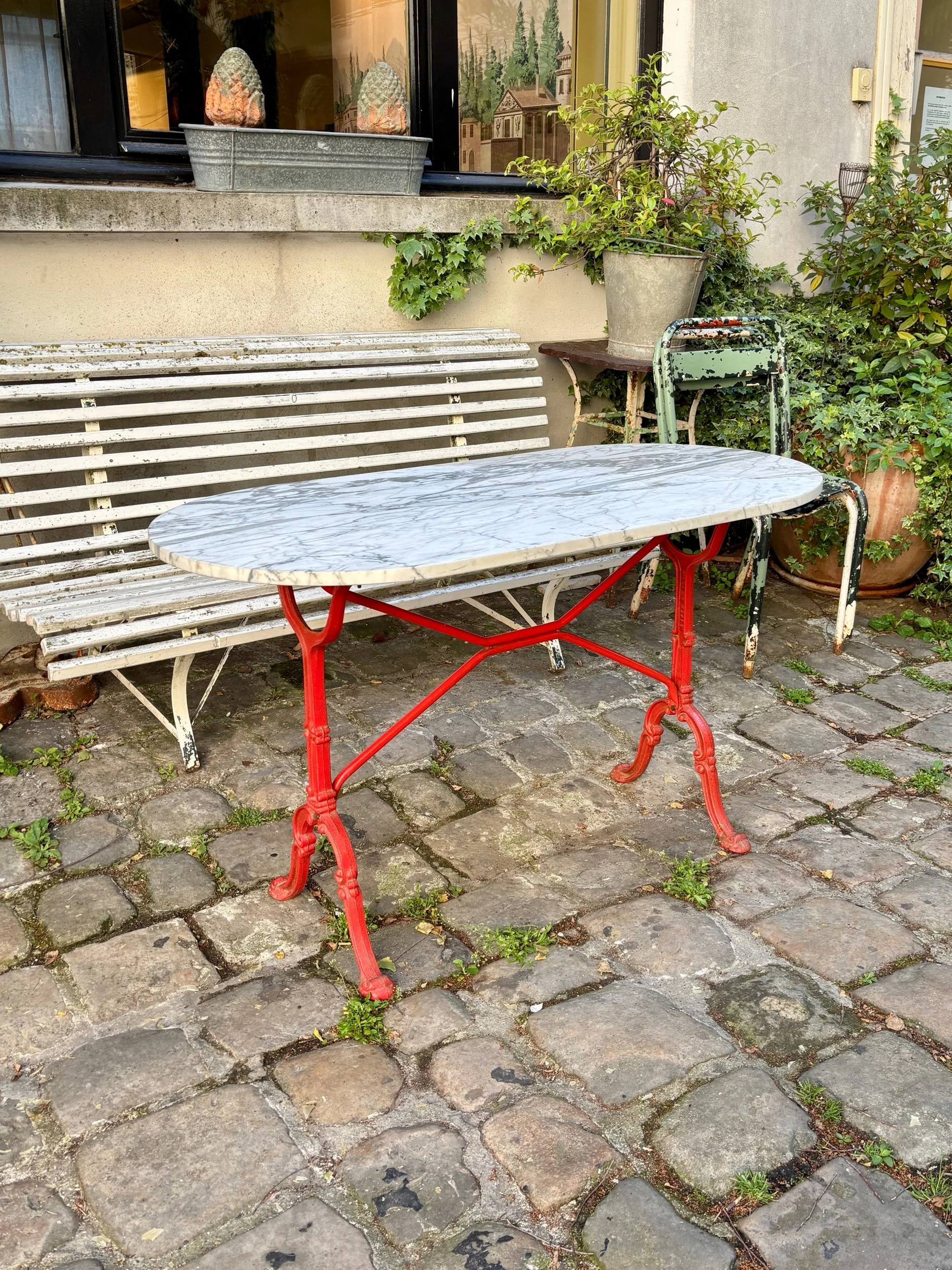 Table bistrot oblongue en marbre gris et fonte de fer rouge - Italie ☐ 120 x 60 cm