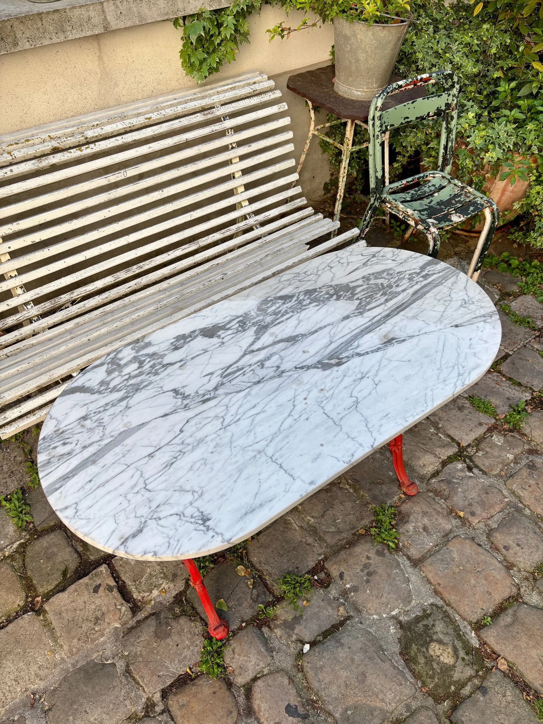 table-bistrot-marbre-fonte-fer-rouge-italie-vintage-axs-design-paris-france