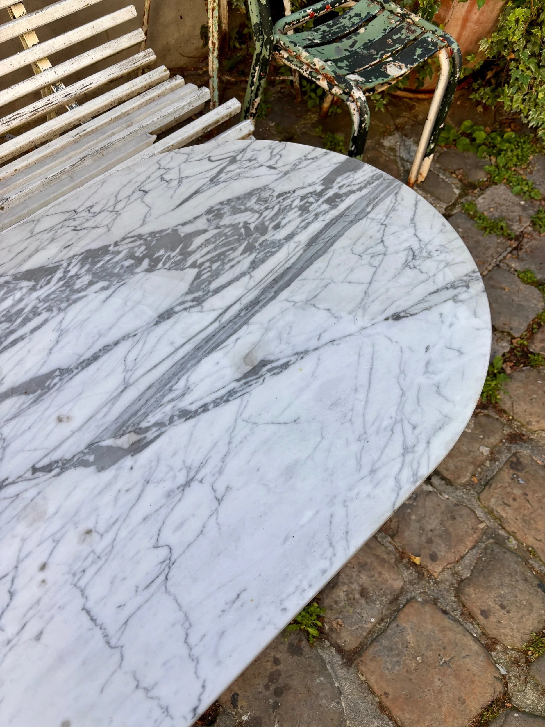 table-bistrot-marbre-fonte-fer-rouge-italie-vintage-axs-design-paris-france