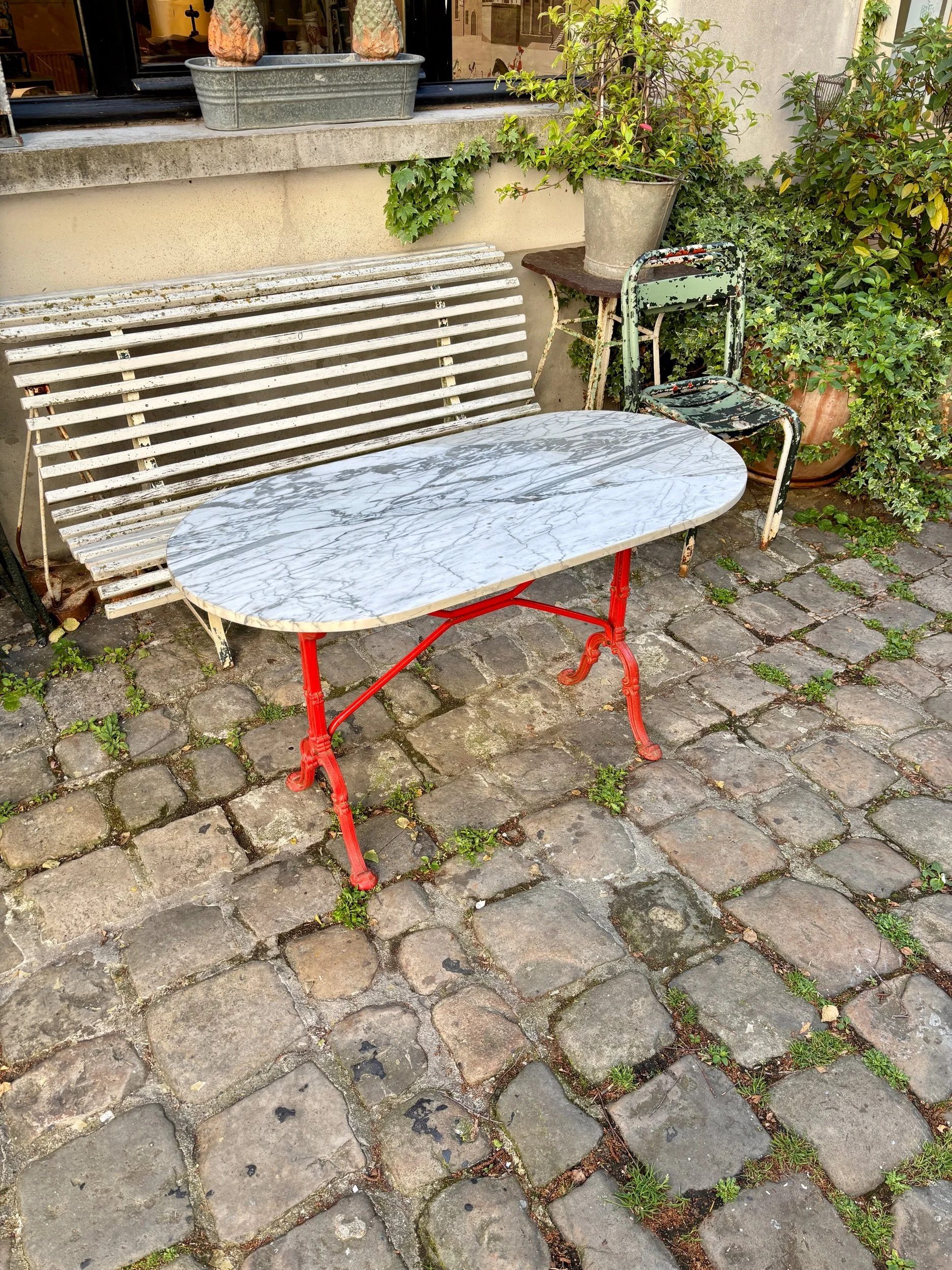 table-bistrot-marbre-fonte-fer-rouge-italie-vintage-axs-design-paris-france