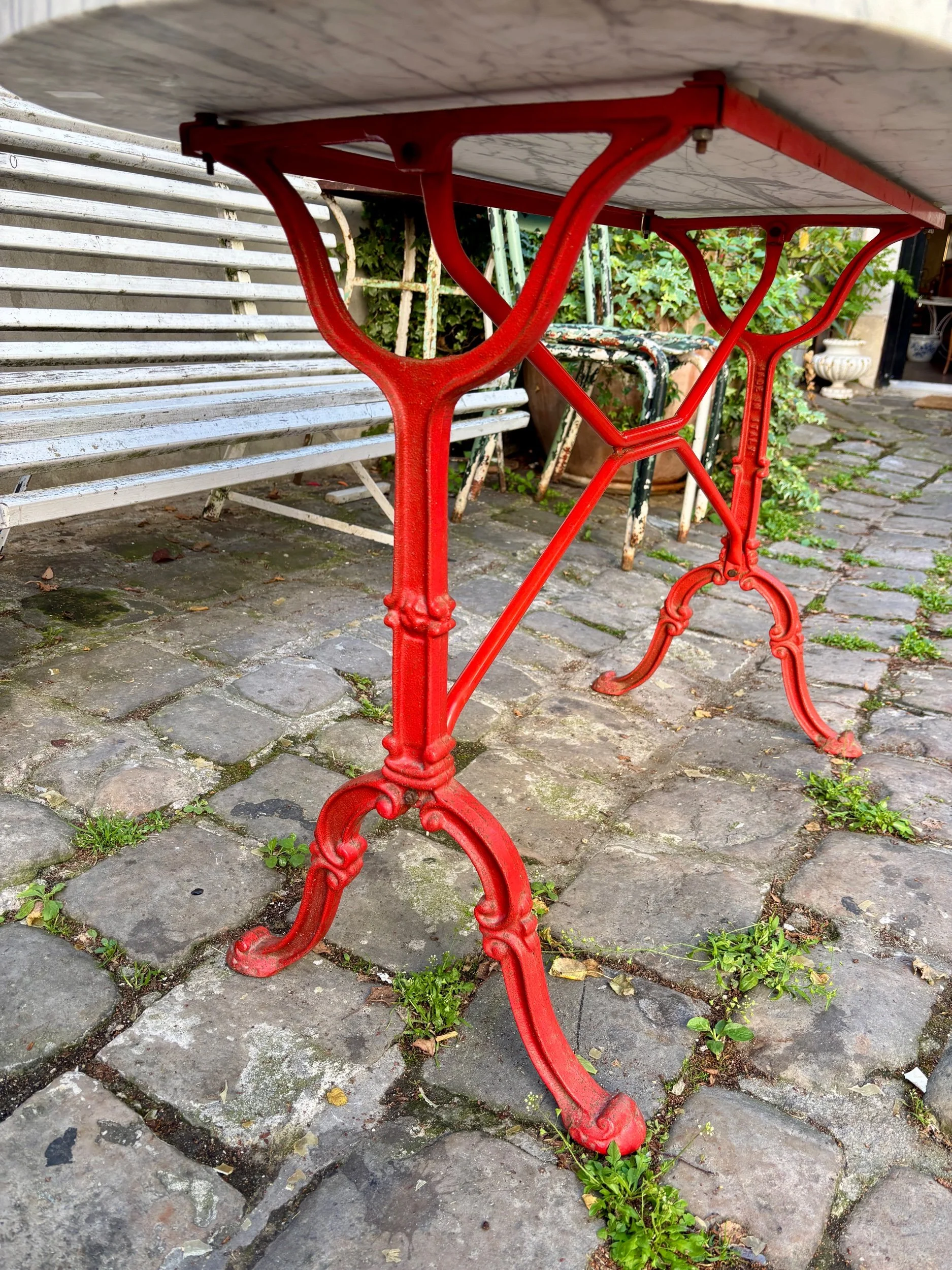 table-bistrot-marbre-fonte-fer-rouge-italie-vintage-axs-design-paris-france