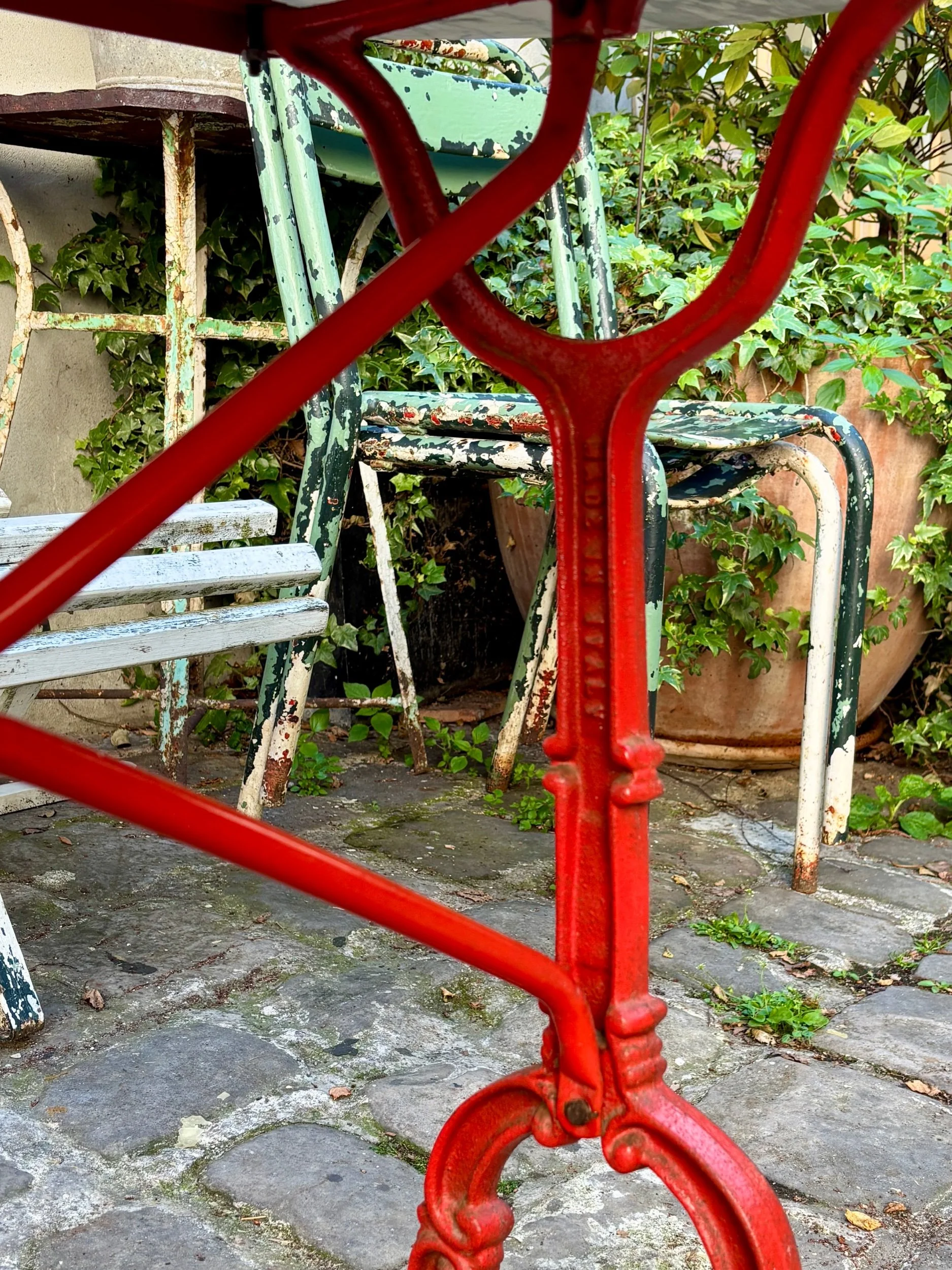 table-bistrot-marbre-fonte-fer-rouge-italie-vintage-axs-design-paris-france