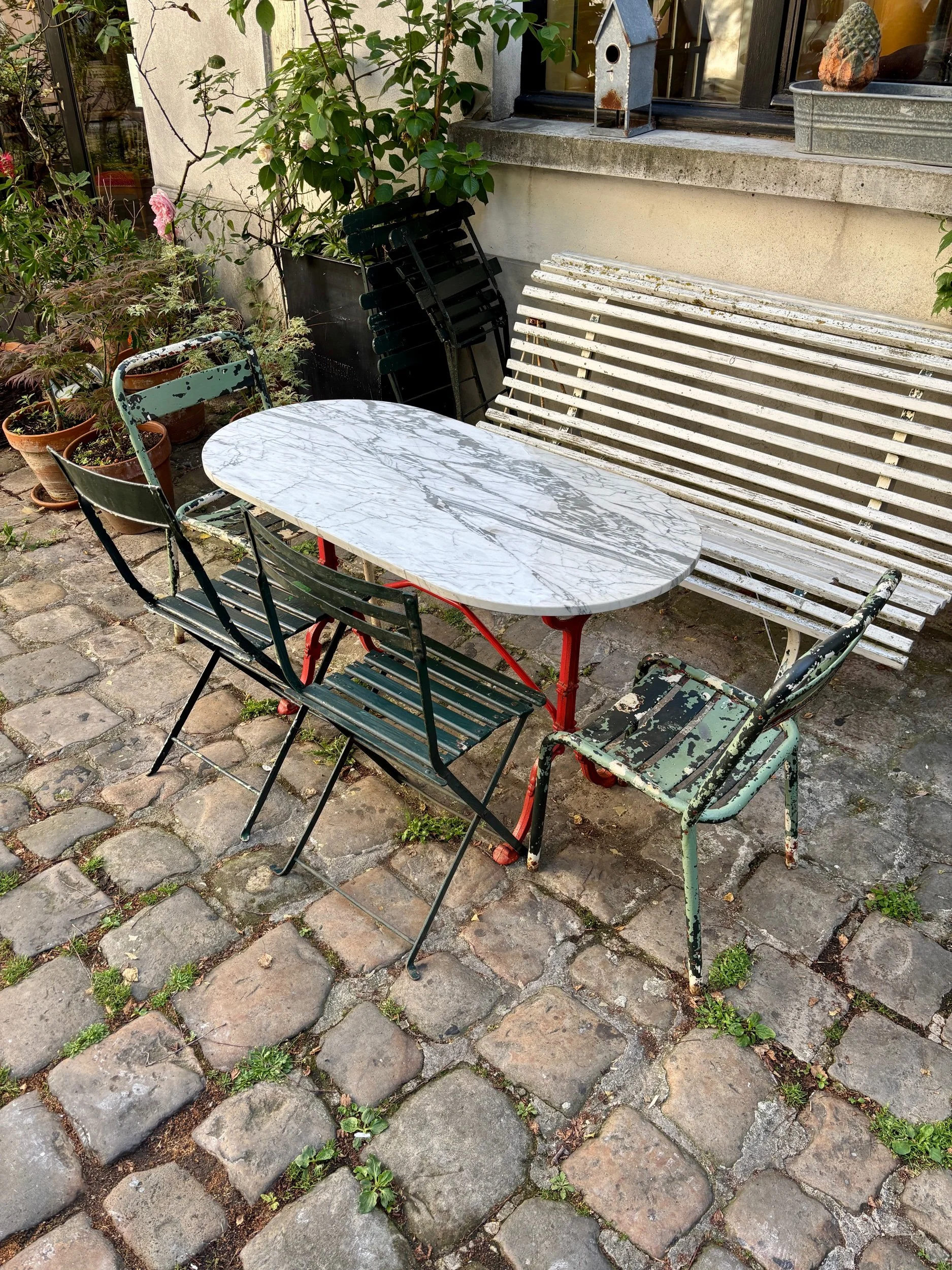 table-bistrot-marbre-fonte-fer-rouge-italie-vintage-axs-design-paris-france