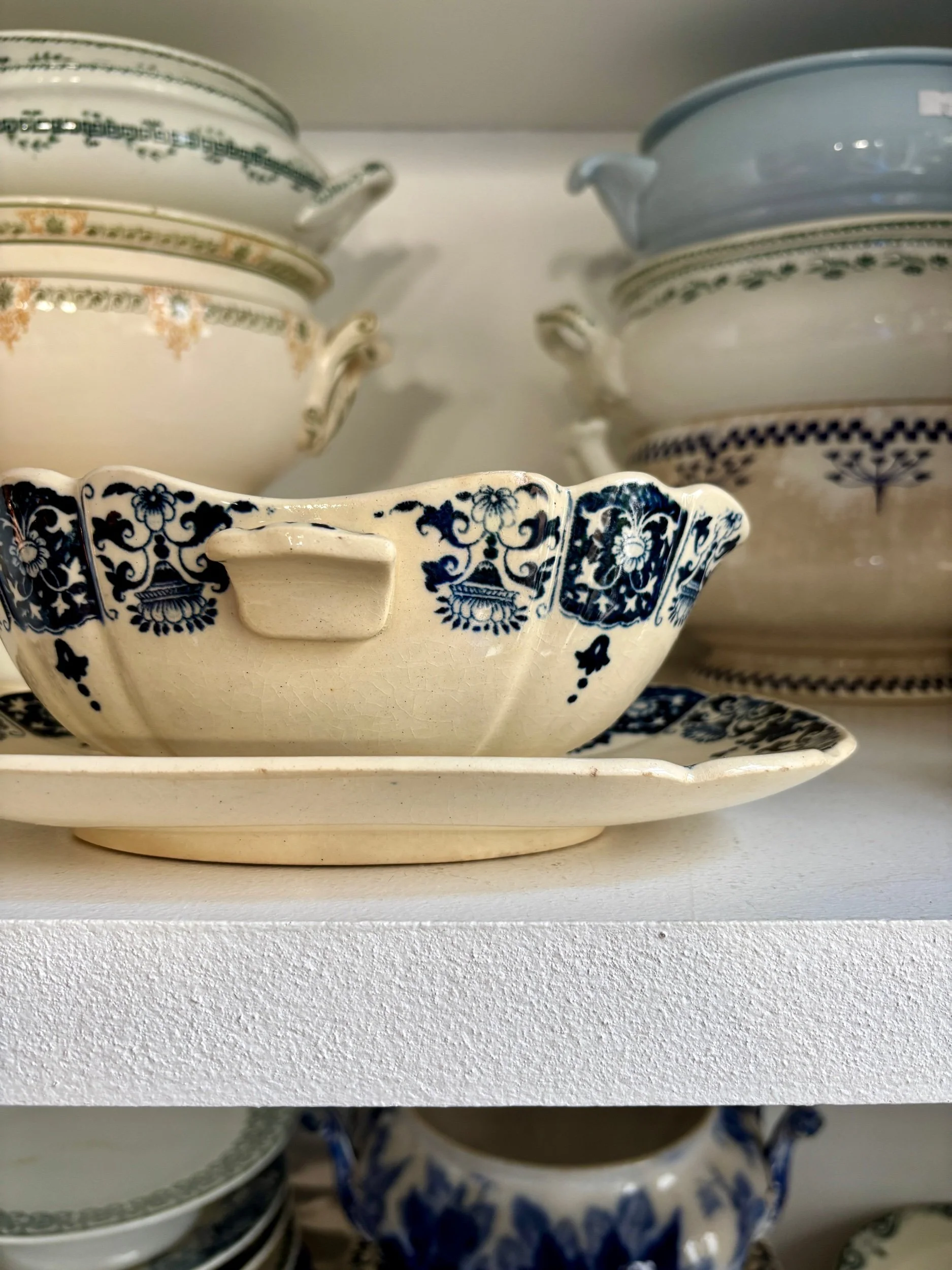 Saucière Gien en terre de fer bleue, service "Ibis bleu" n°1