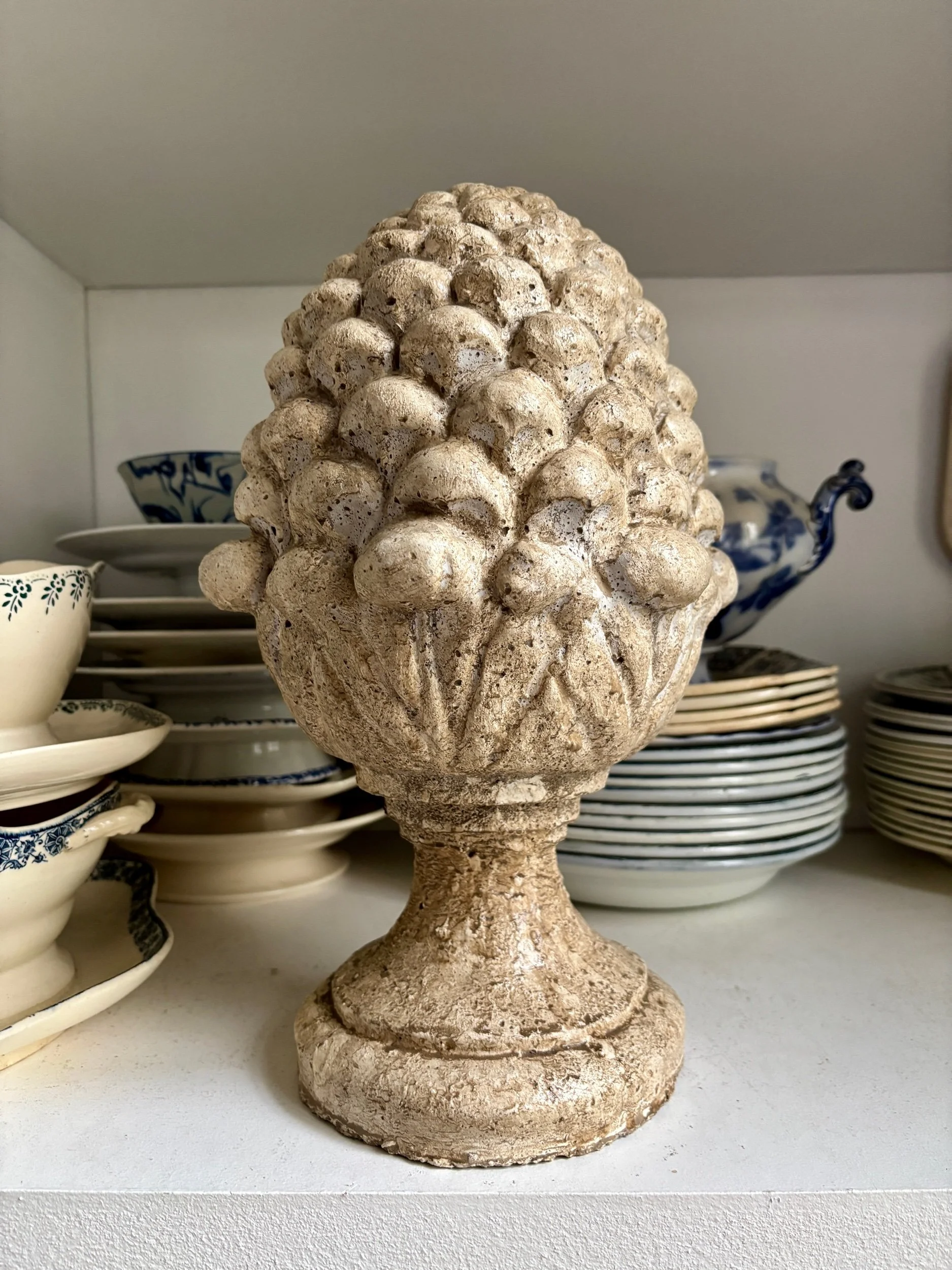 pomme-de-pin-ornement-beton-blanchi-jardin-hiver-decoration-axs-design-paris-france