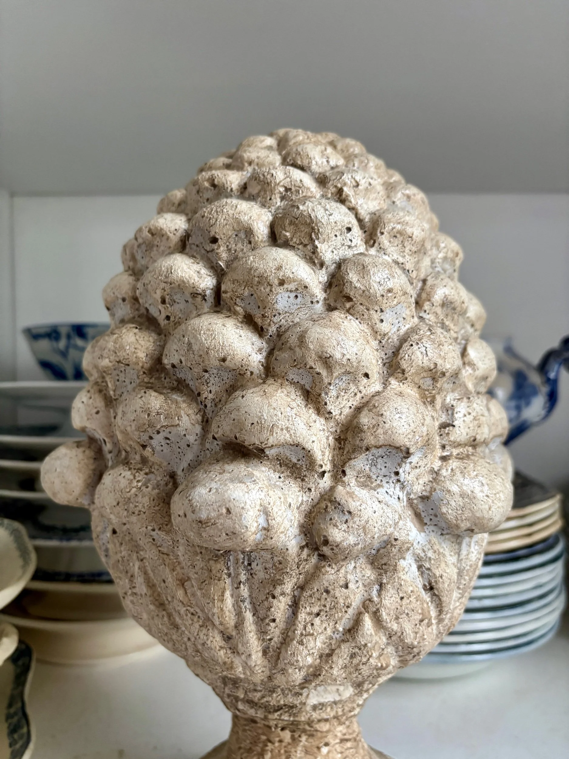 pomme-de-pin-ornement-beton-blanchi-jardin-hiver-decoration-axs-design-paris-france