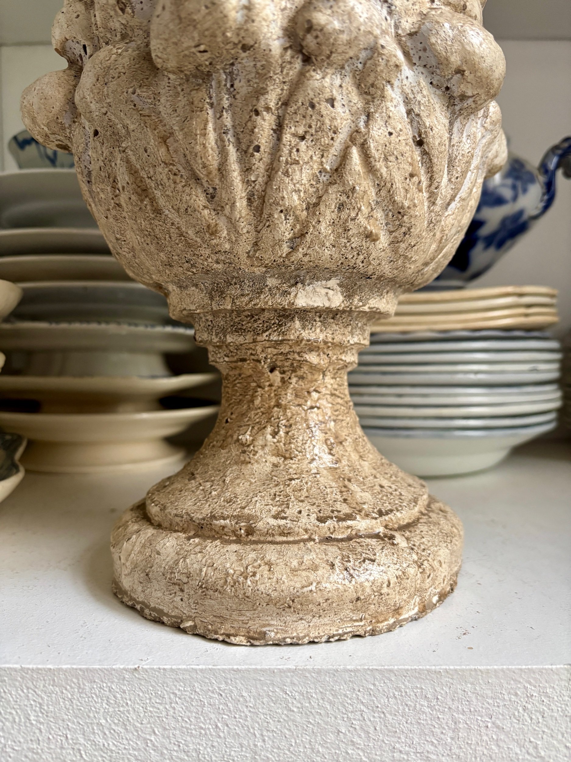 pomme-de-pin-ornement-beton-blanchi-jardin-hiver-decoration-axs-design-paris-france