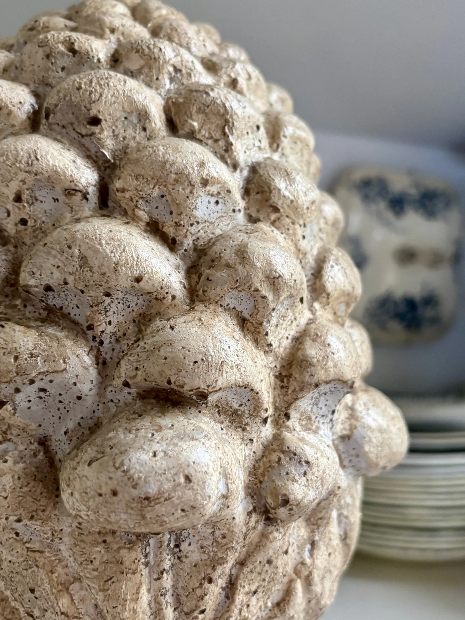 pomme-de-pin-ornement-beton-blanchi-jardin-hiver-decoration-axs-design-paris-france