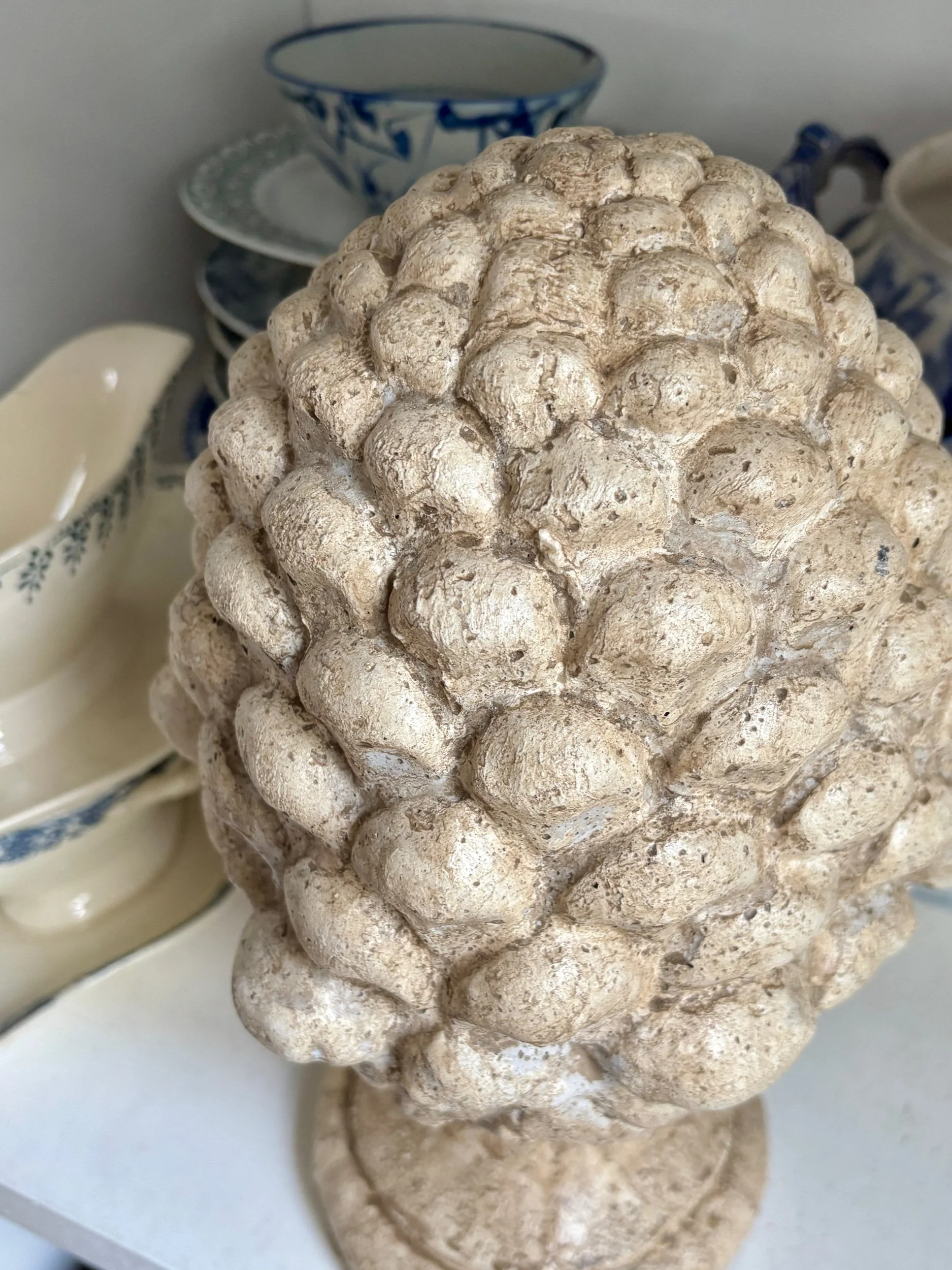 pomme-de-pin-ornement-beton-blanchi-jardin-hiver-decoration-axs-design-paris-france