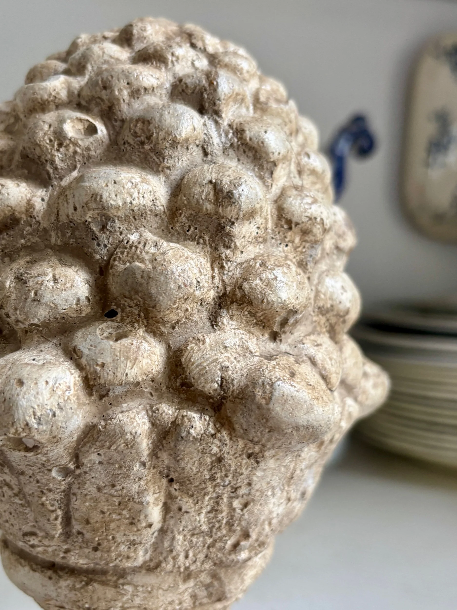 gland-pomme-de-pin-ornement-beton-beige-2-jardin-hiver-decoration-axs-design-paris-france