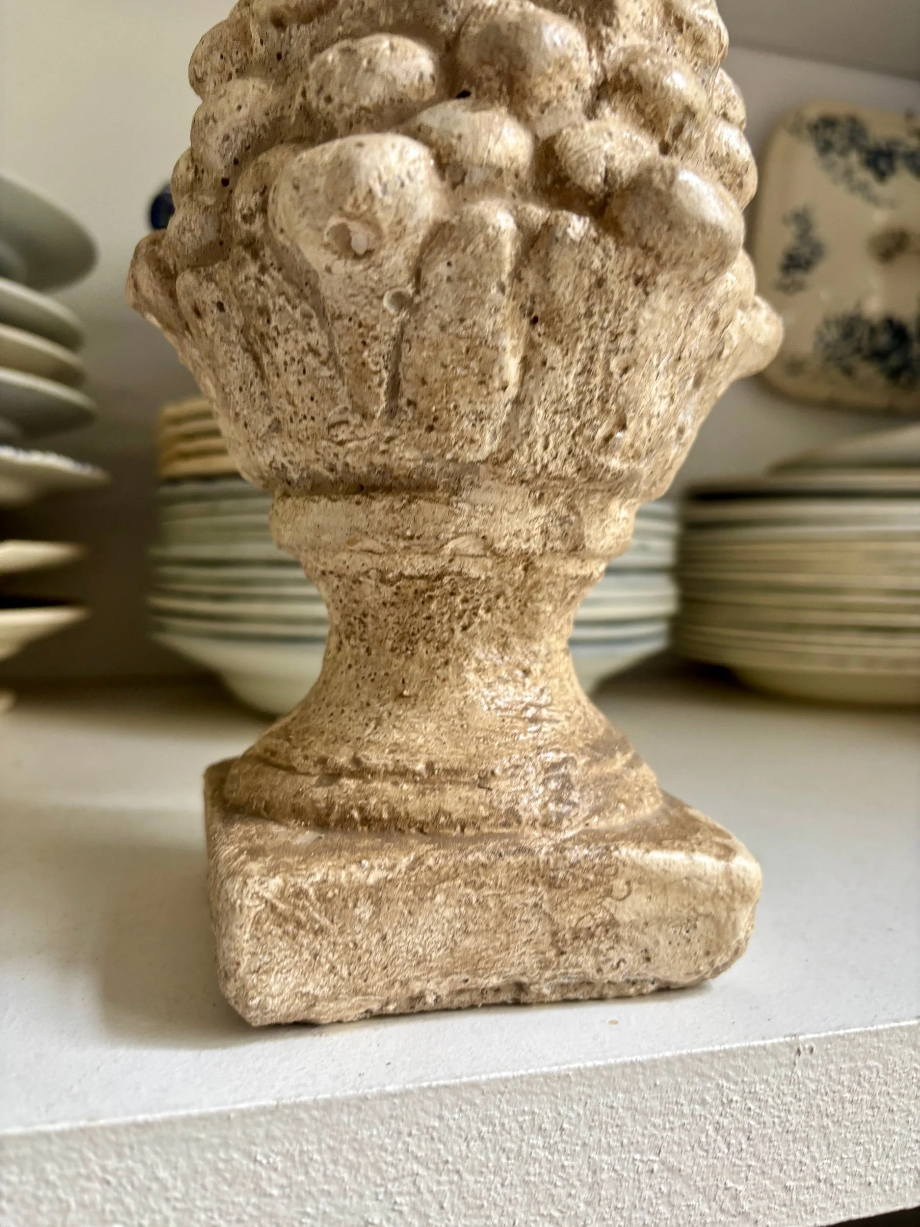 gland-pomme-de-pin-ornement-beton-beige-2-jardin-hiver-decoration-axs-design-paris-france