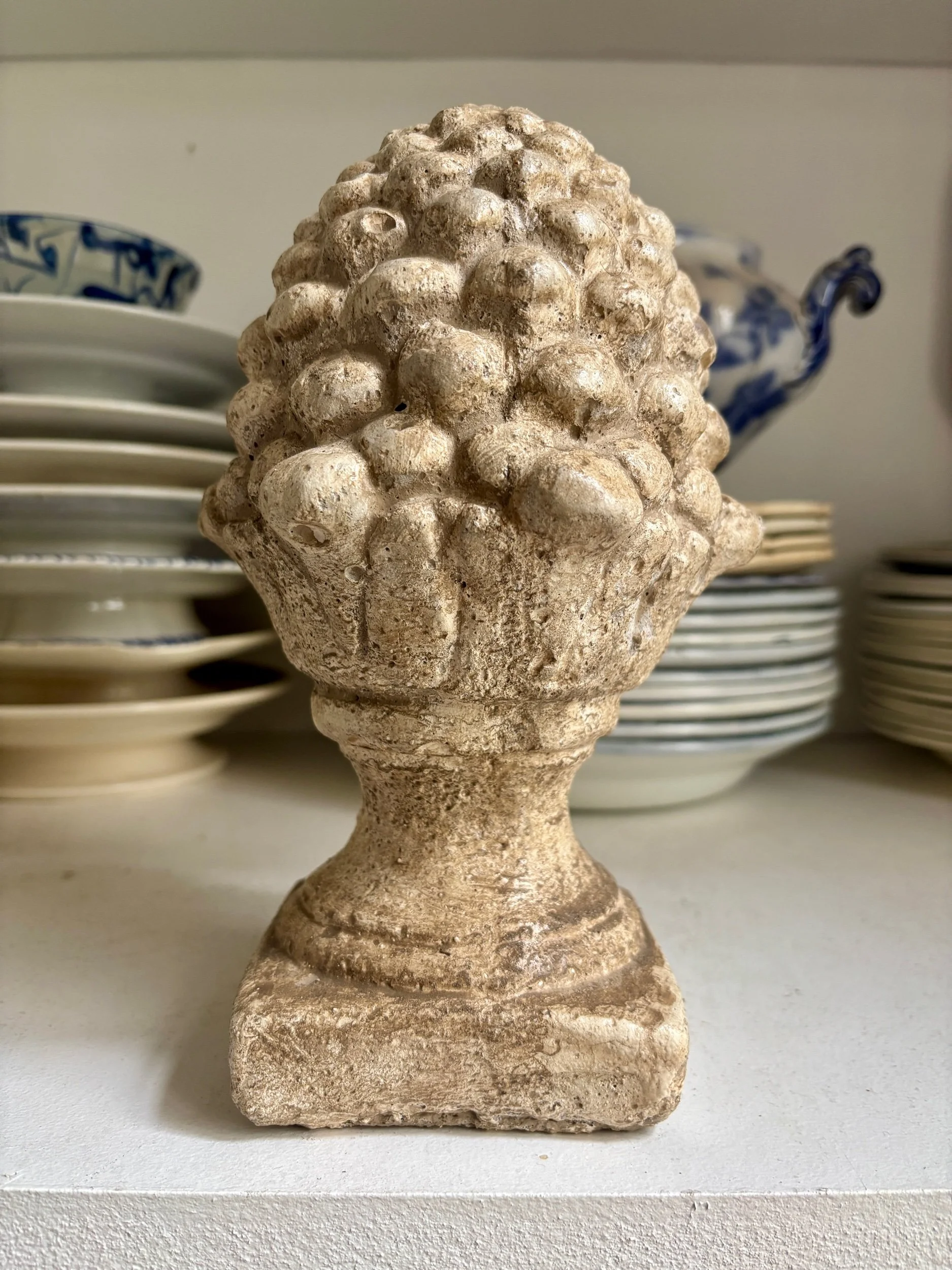 gland-pomme-de-pin-ornement-beton-beige-2-jardin-hiver-decoration-axs-design-paris-france