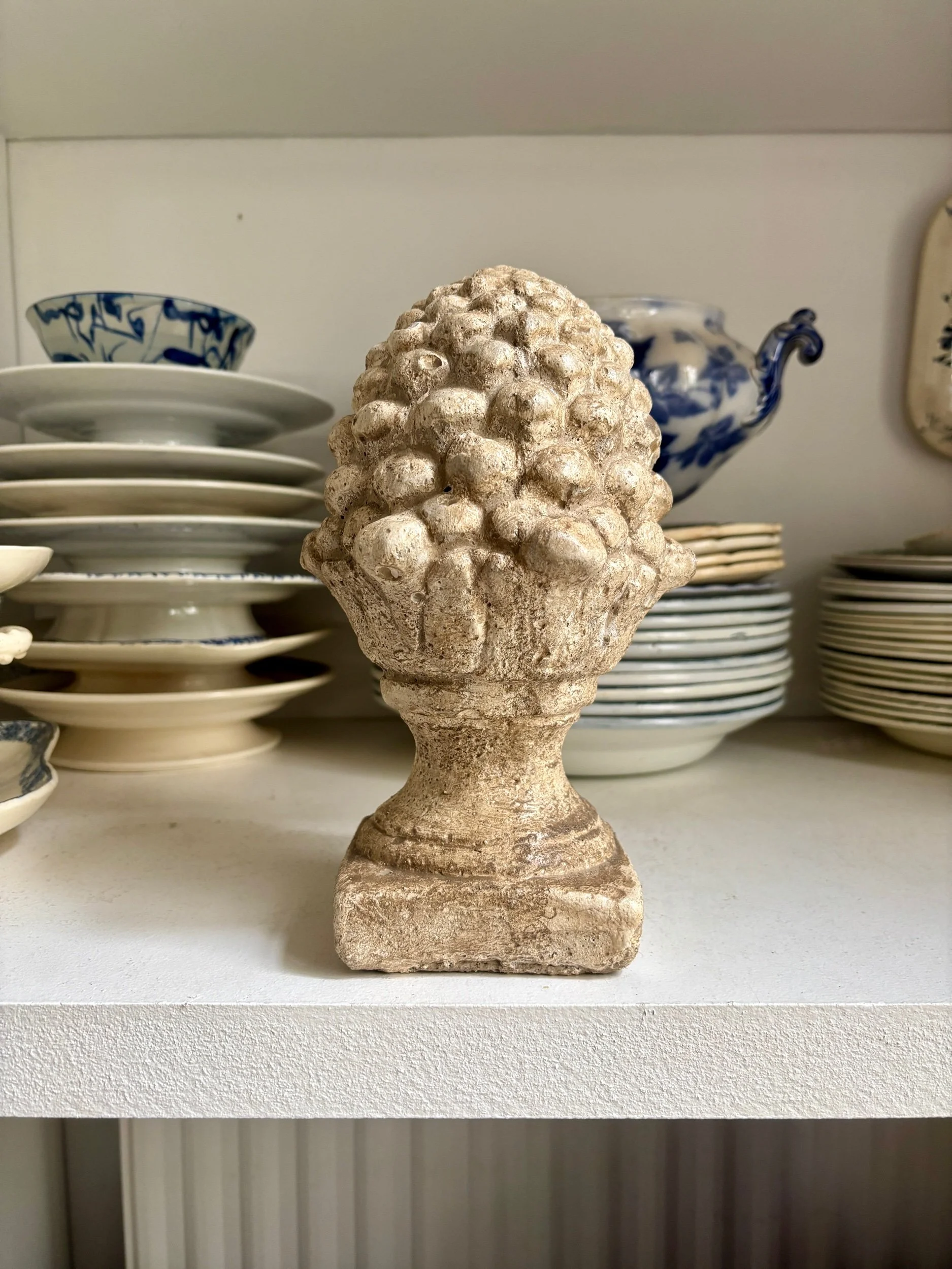 Gland, pomme de pin en béton beige n°1