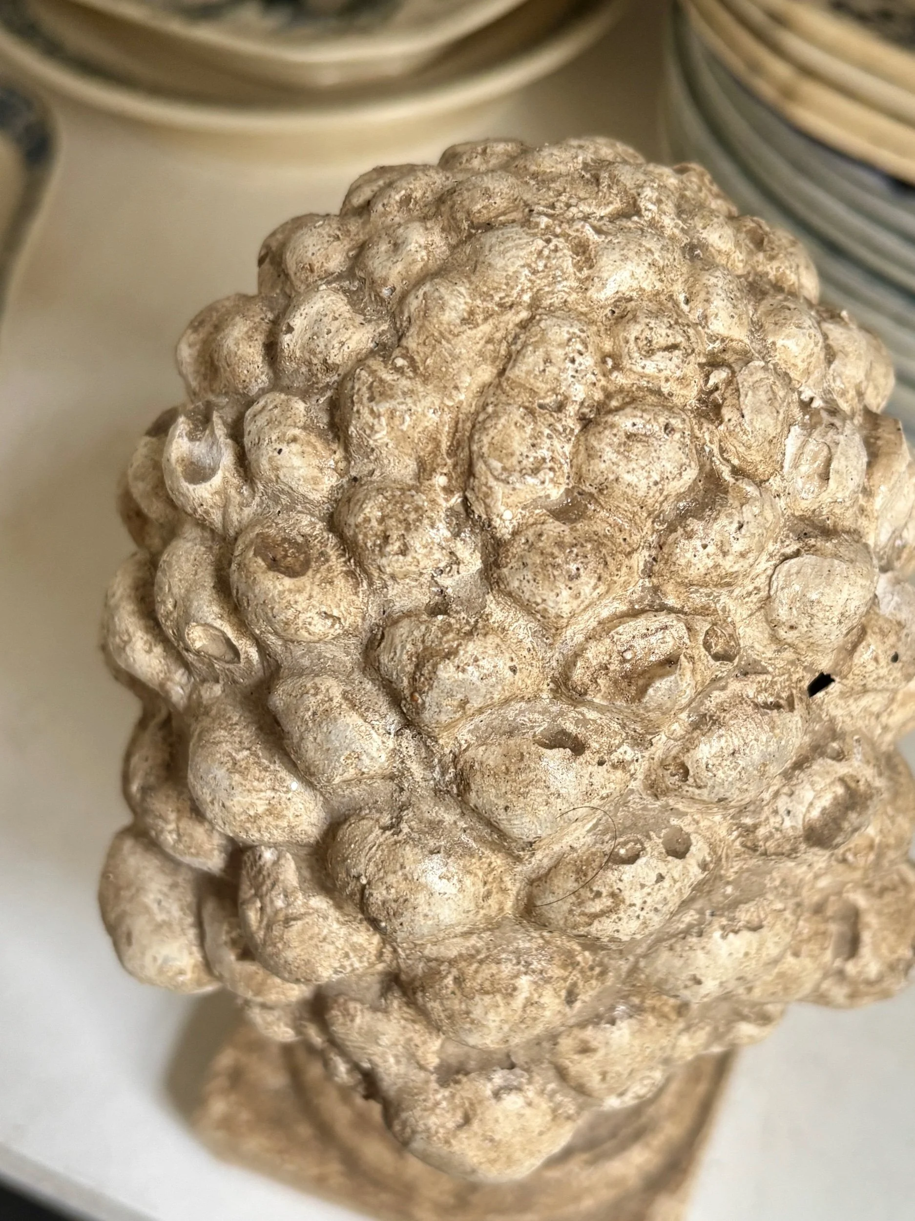 gland-pomme-de-pin-ornement-beton-beige-2-jardin-hiver-decoration-axs-design-paris-france