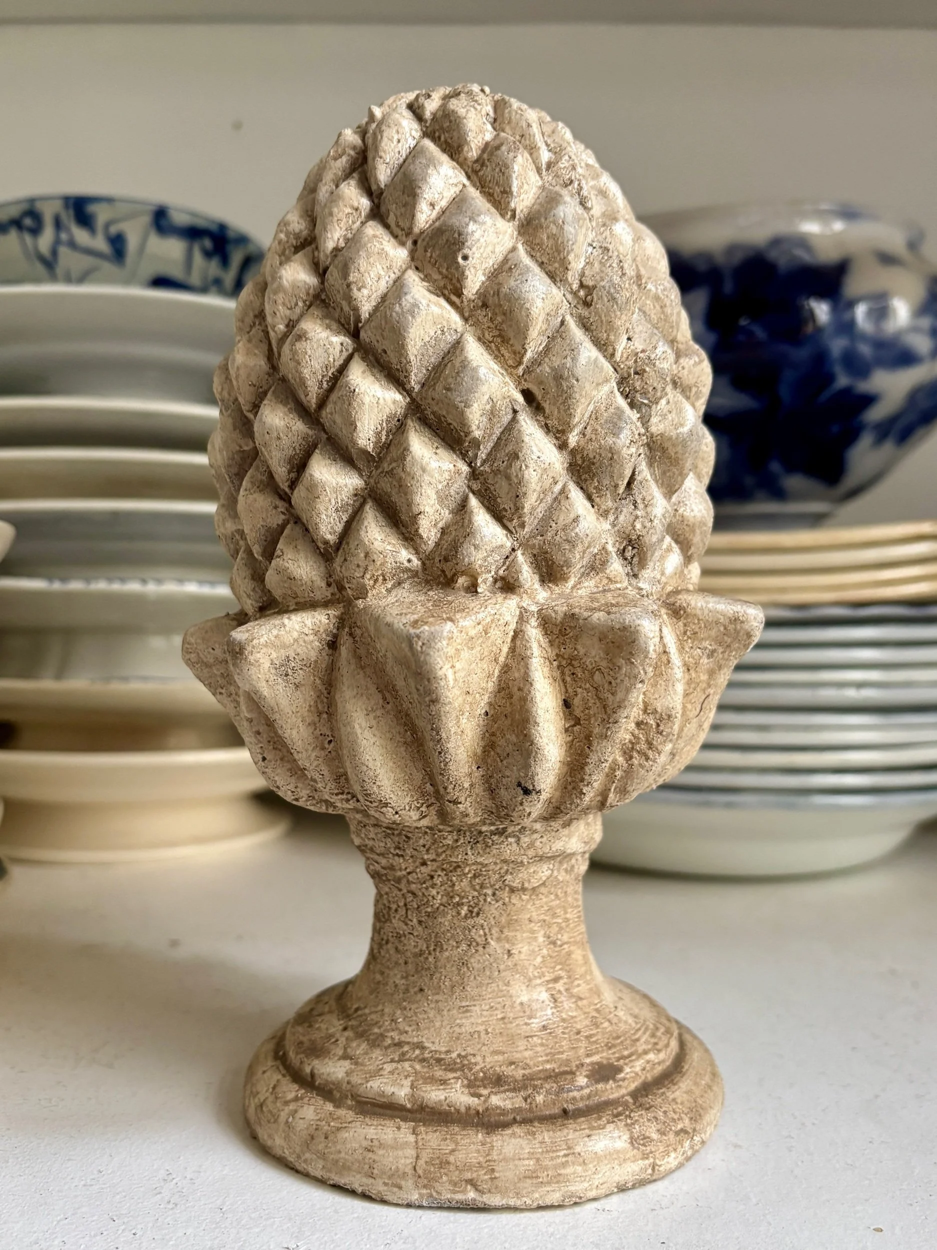 gland-pomme-de-pin-ornement-beton-beige-jardin-hiver-decoration-axs-design-paris-france