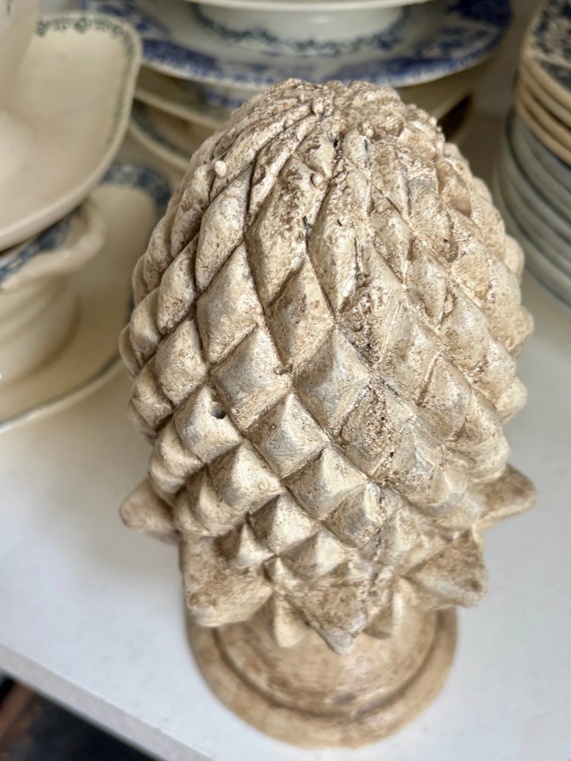 gland-pomme-de-pin-ornement-beton-beige-jardin-hiver-decoration-axs-design-paris-france