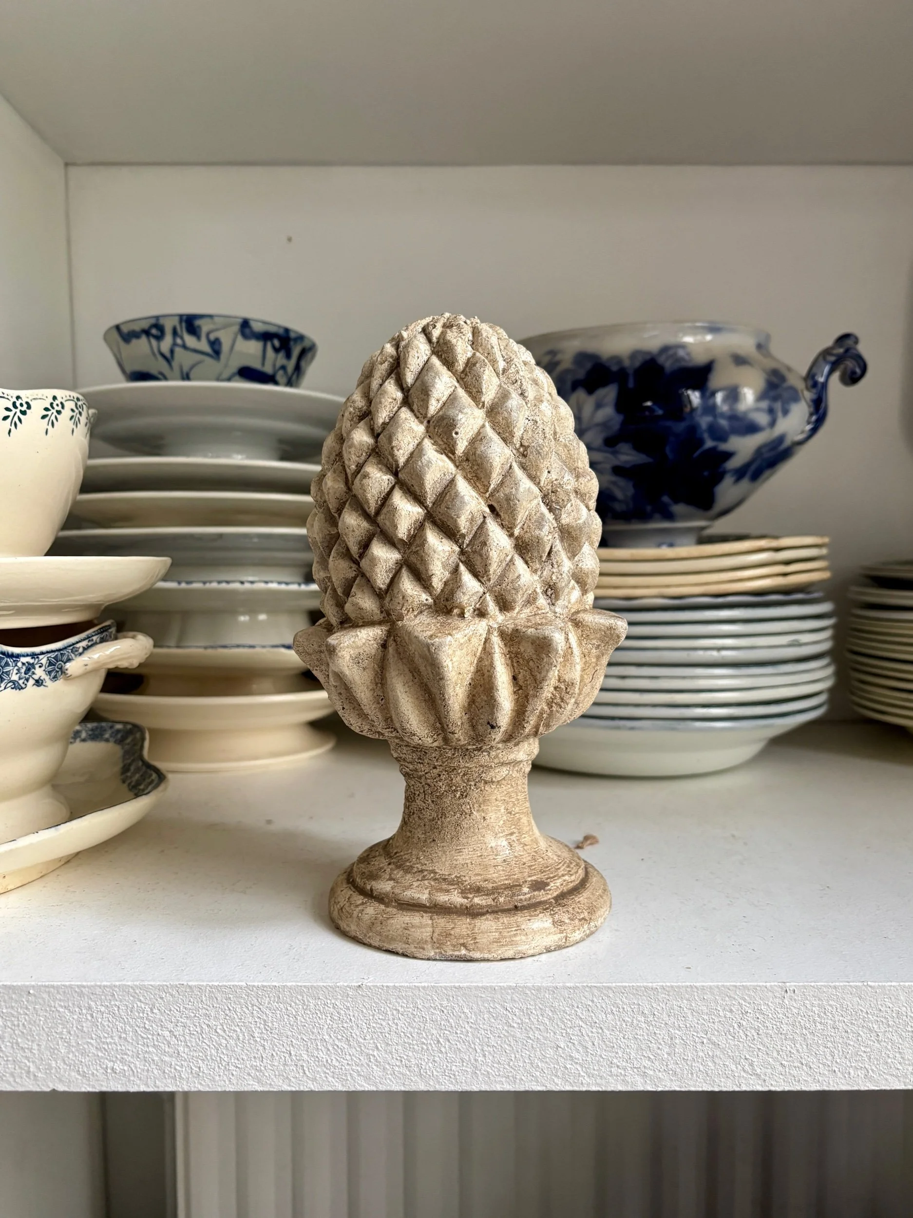 Gland, pomme de pin en béton beige n°2