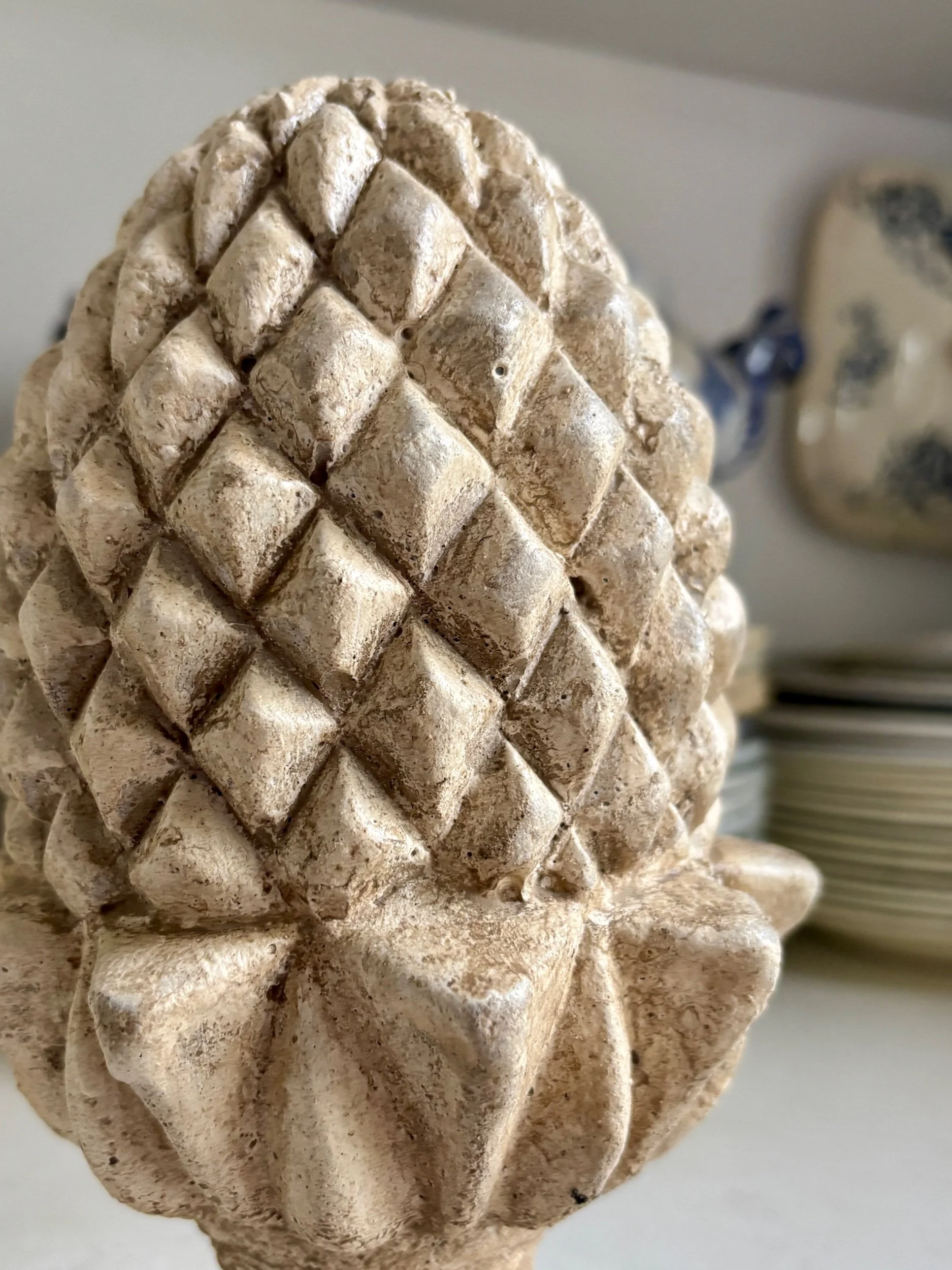 gland-pomme-de-pin-ornement-beton-beige-jardin-hiver-decoration-axs-design-paris-france