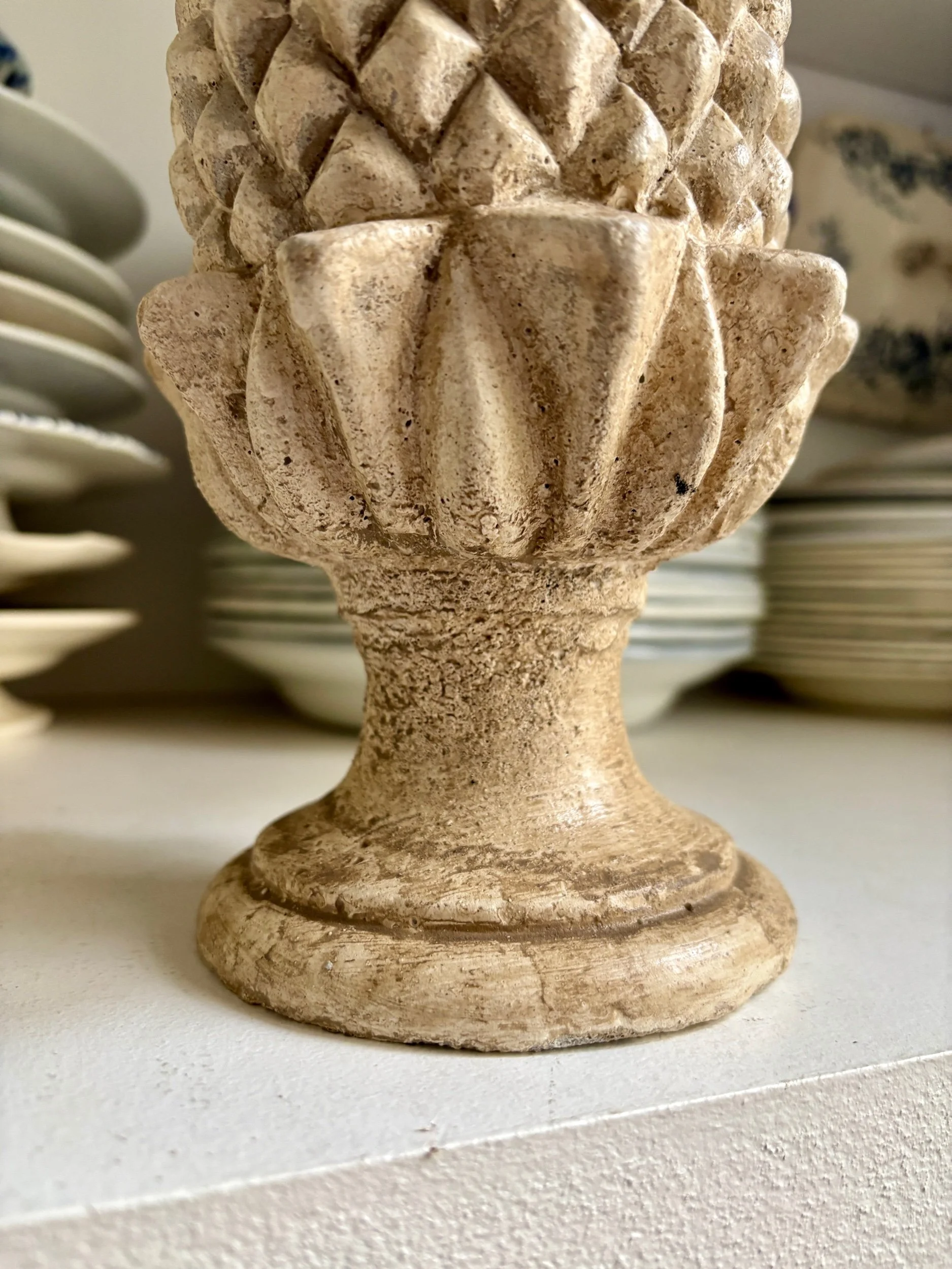 gland-pomme-de-pin-ornement-beton-beige-jardin-hiver-decoration-axs-design-paris-france
