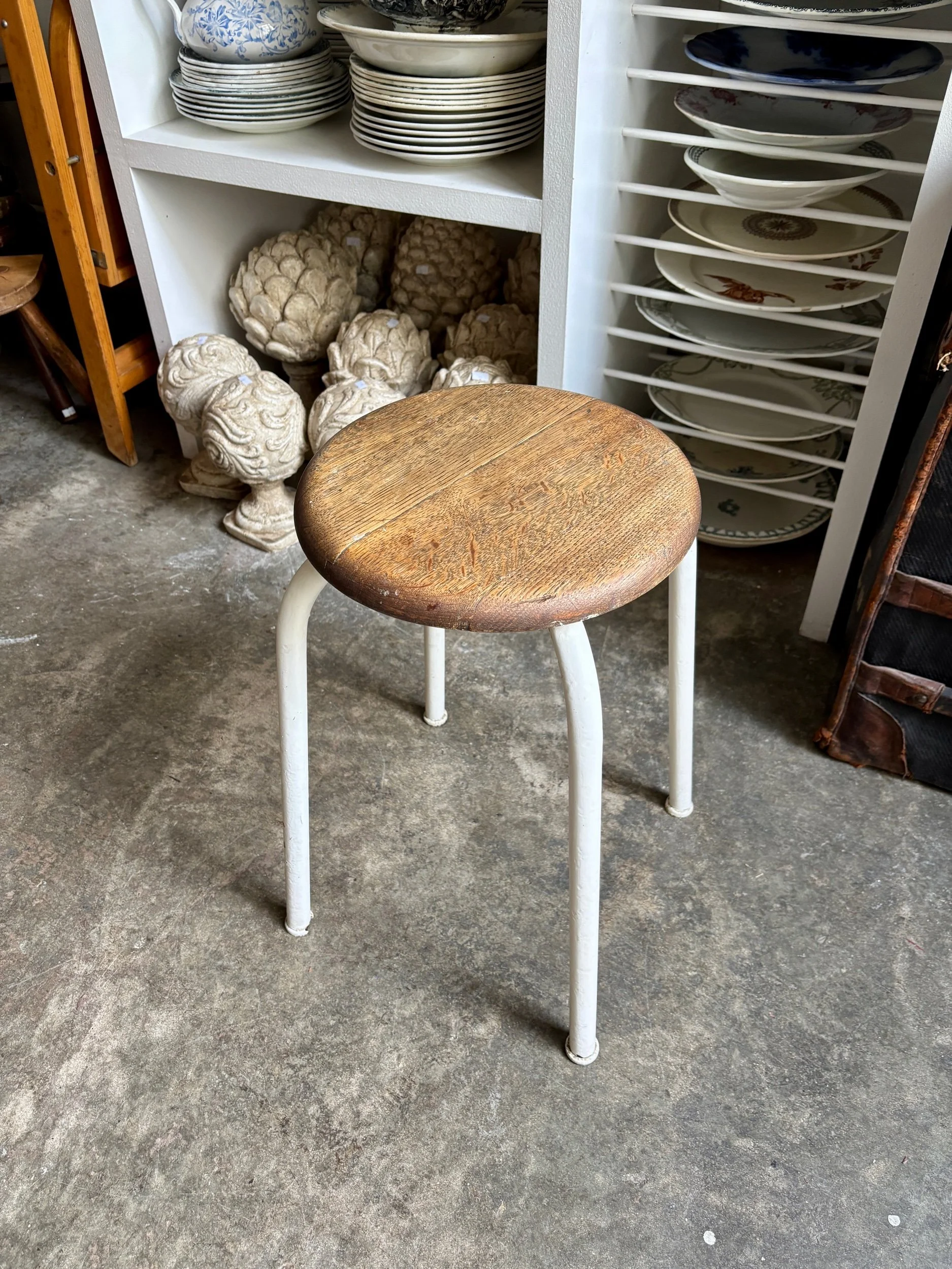 Tabouret en métal tubulaire blanc et bois