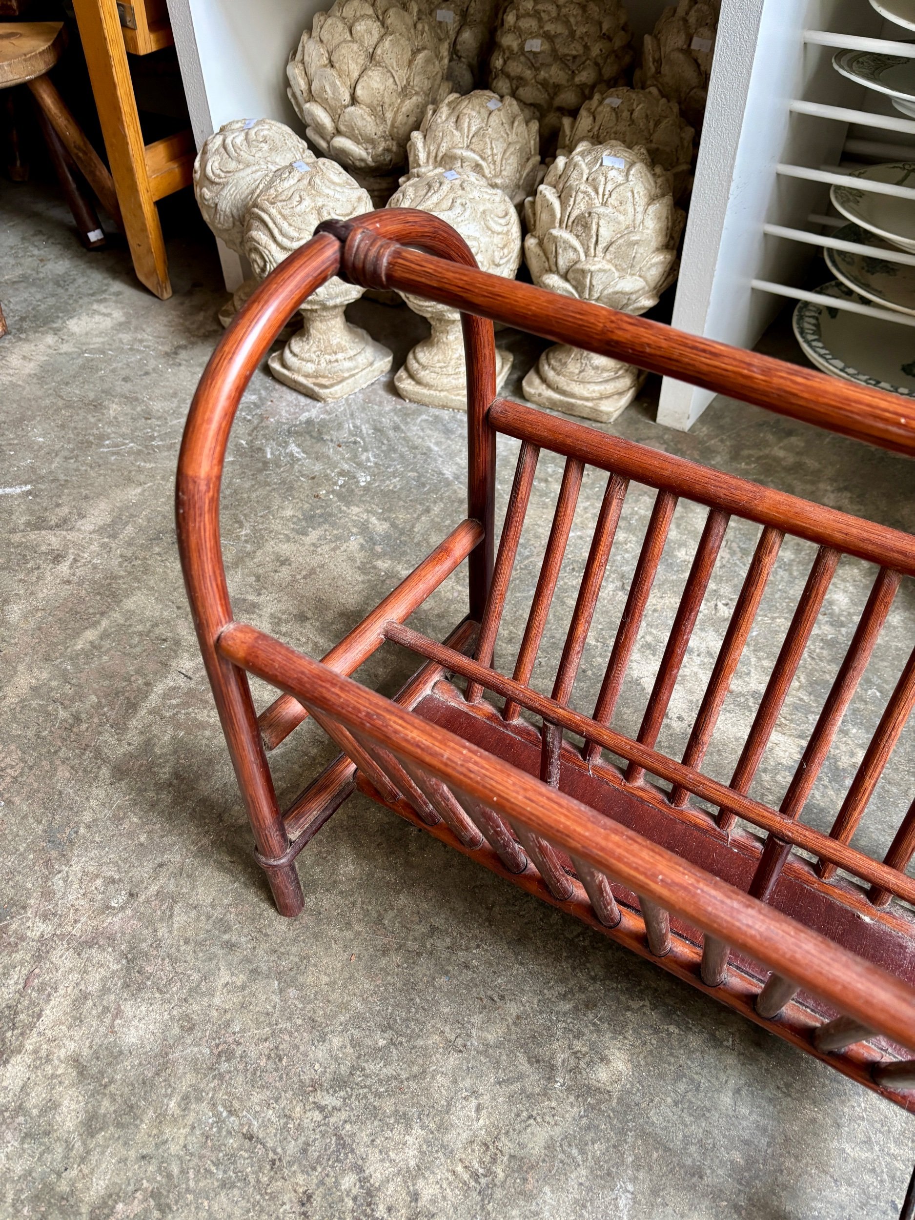 porte-revue-bois-bambou-bois-fonce-rangement-vintage-axs-design-paris-france