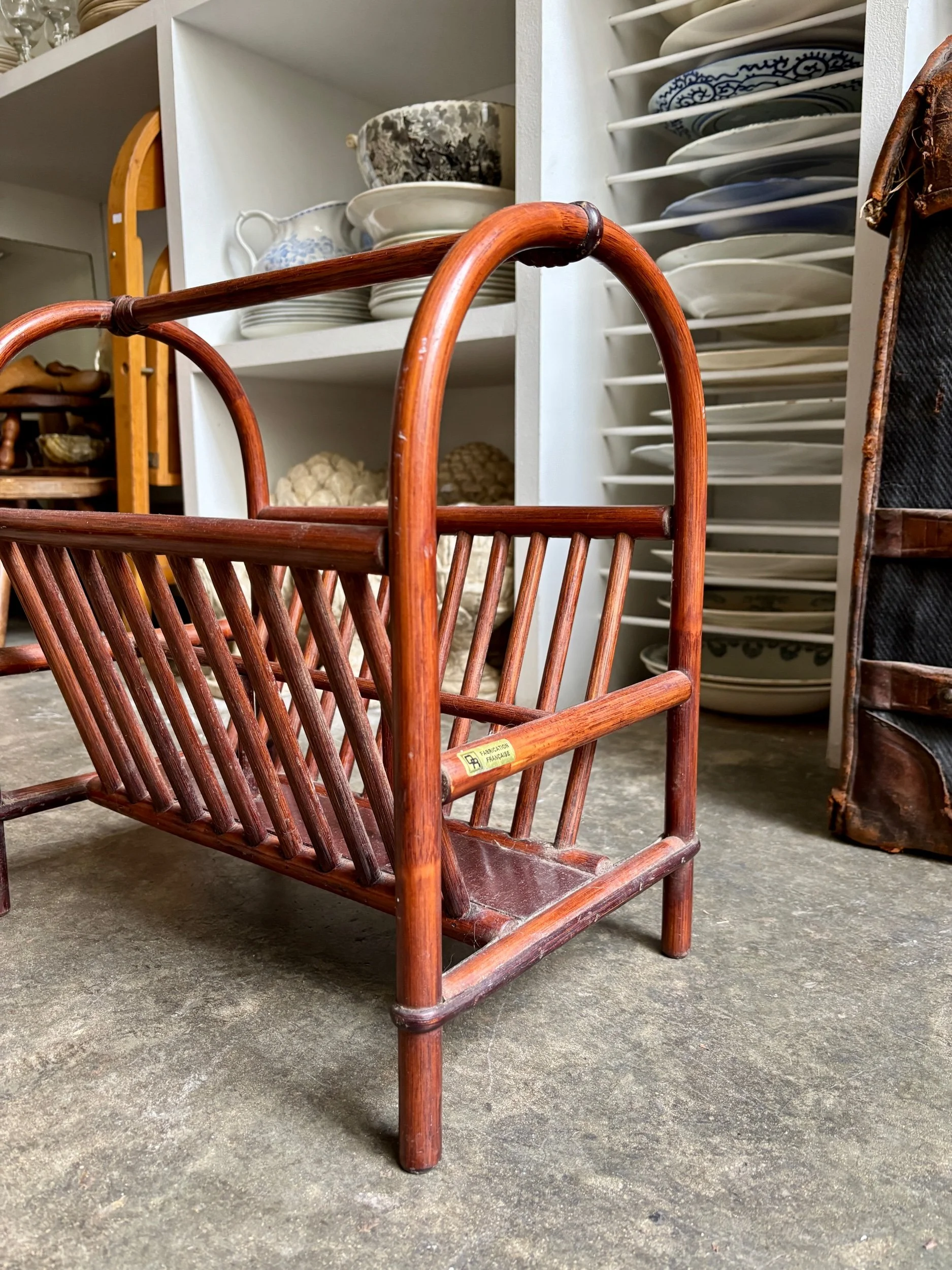 porte-revue-bois-bambou-bois-fonce-rangement-vintage-axs-design-paris-france