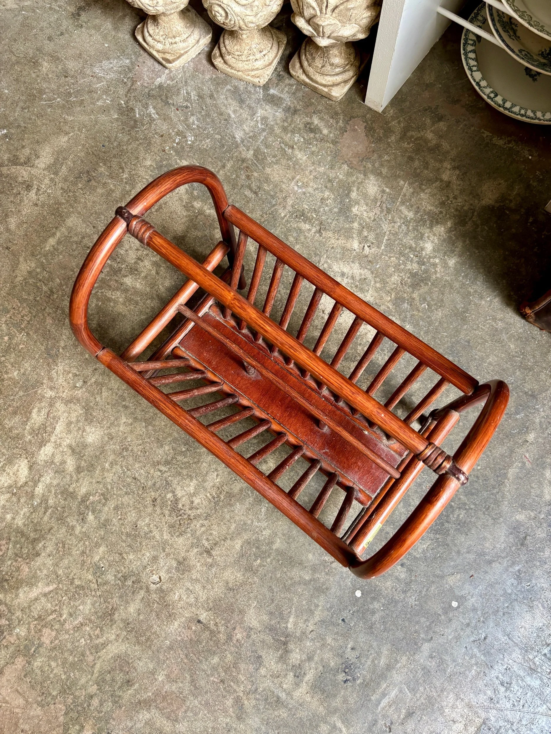 porte-revue-bois-bambou-bois-fonce-rangement-vintage-axs-design-paris-france