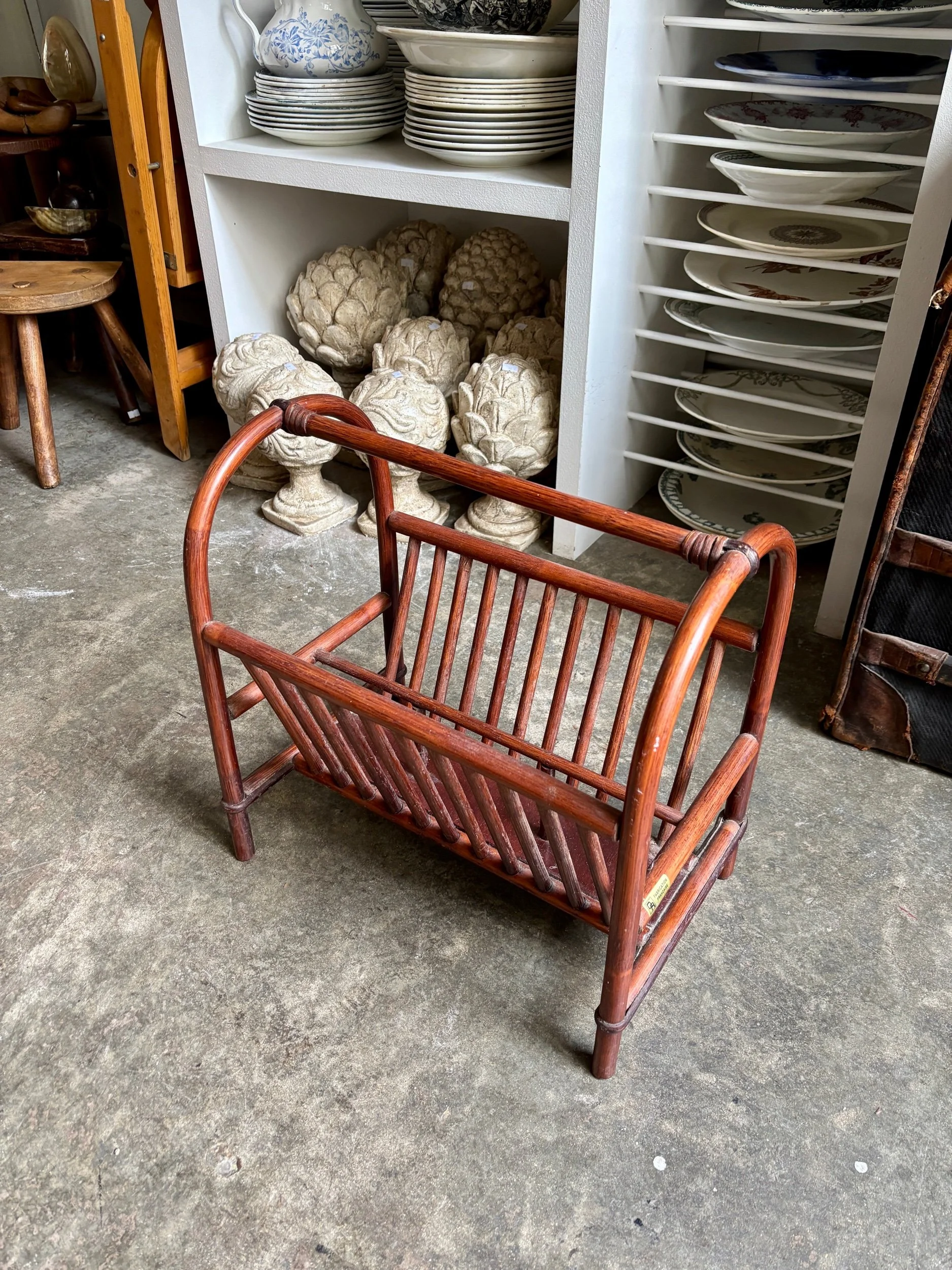 porte-revue-bois-bambou-bois-fonce-rangement-vintage-axs-design-paris-france