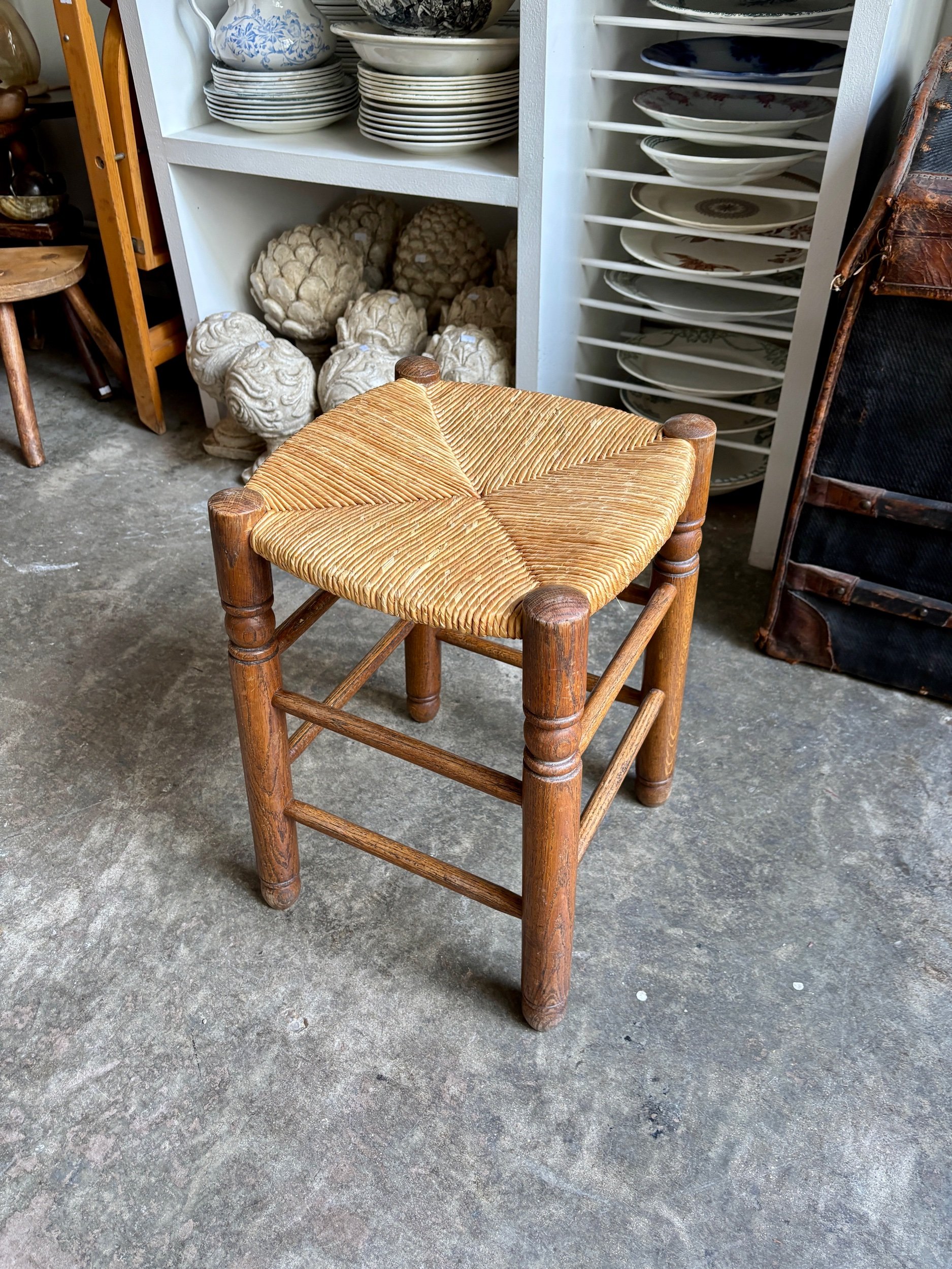 Tabouret en paille tressée et bois